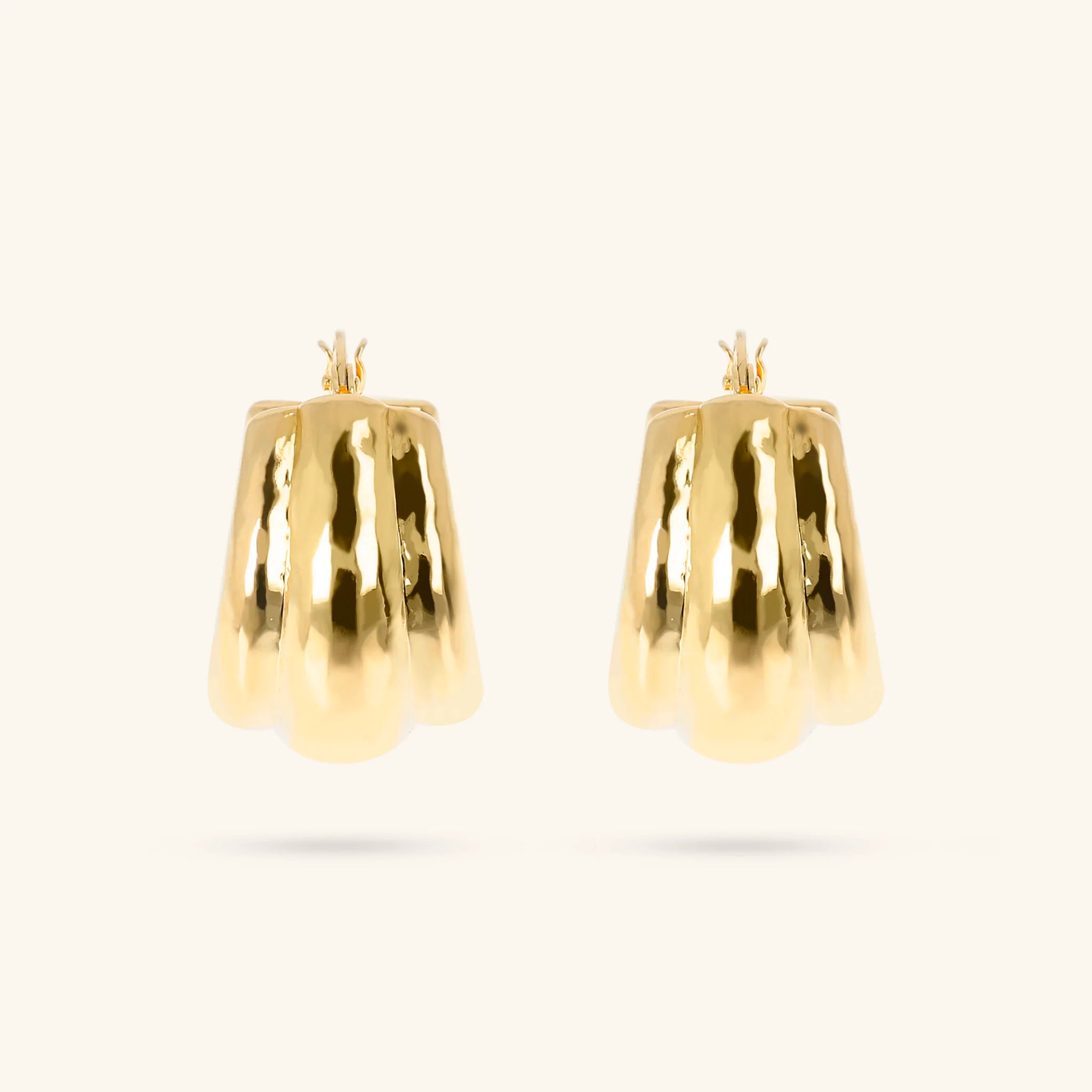 Orecchini a cerchio in argento martellato: gioielli boho smaltati