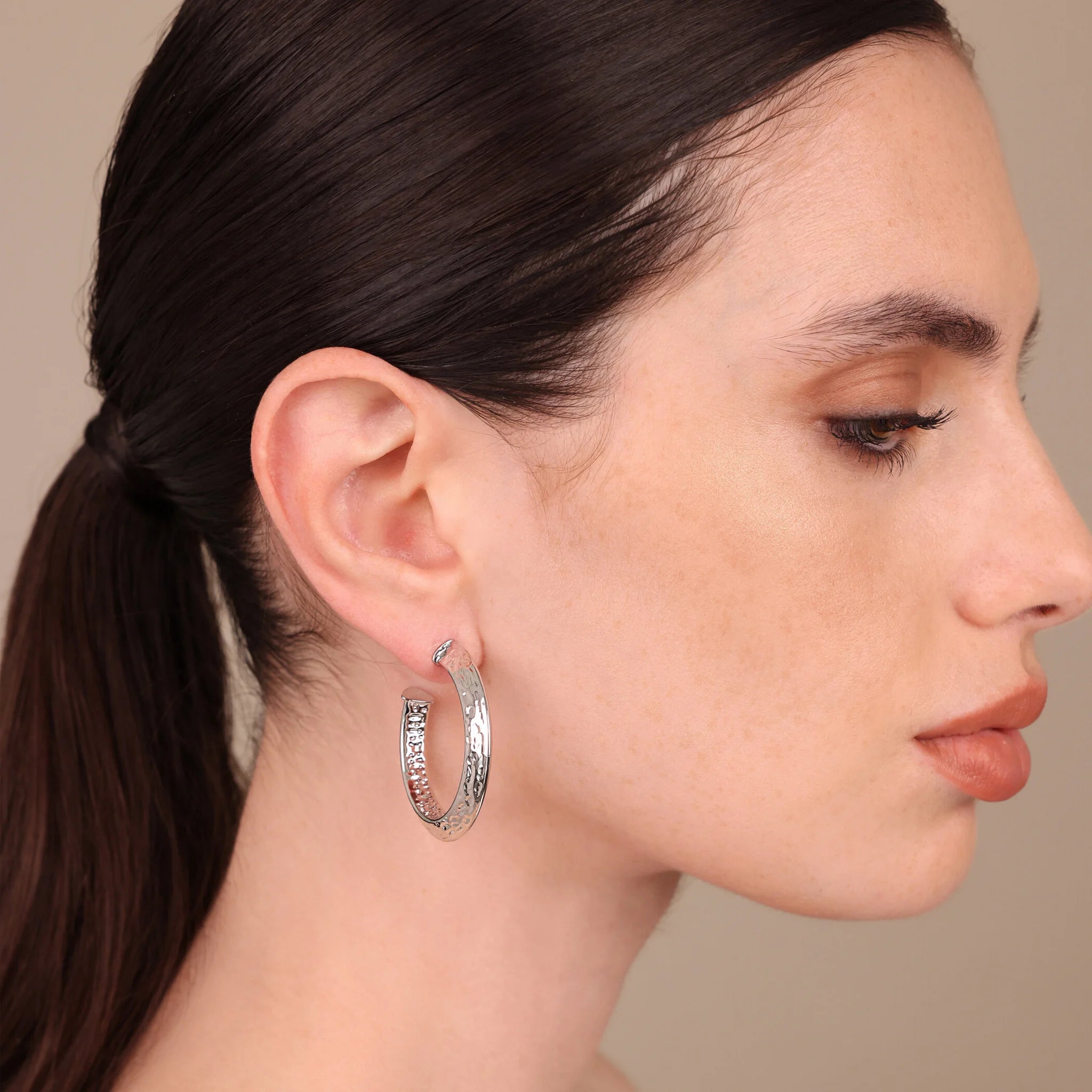 Petites boucles d’oreilles créoles martelées à section triangulaire