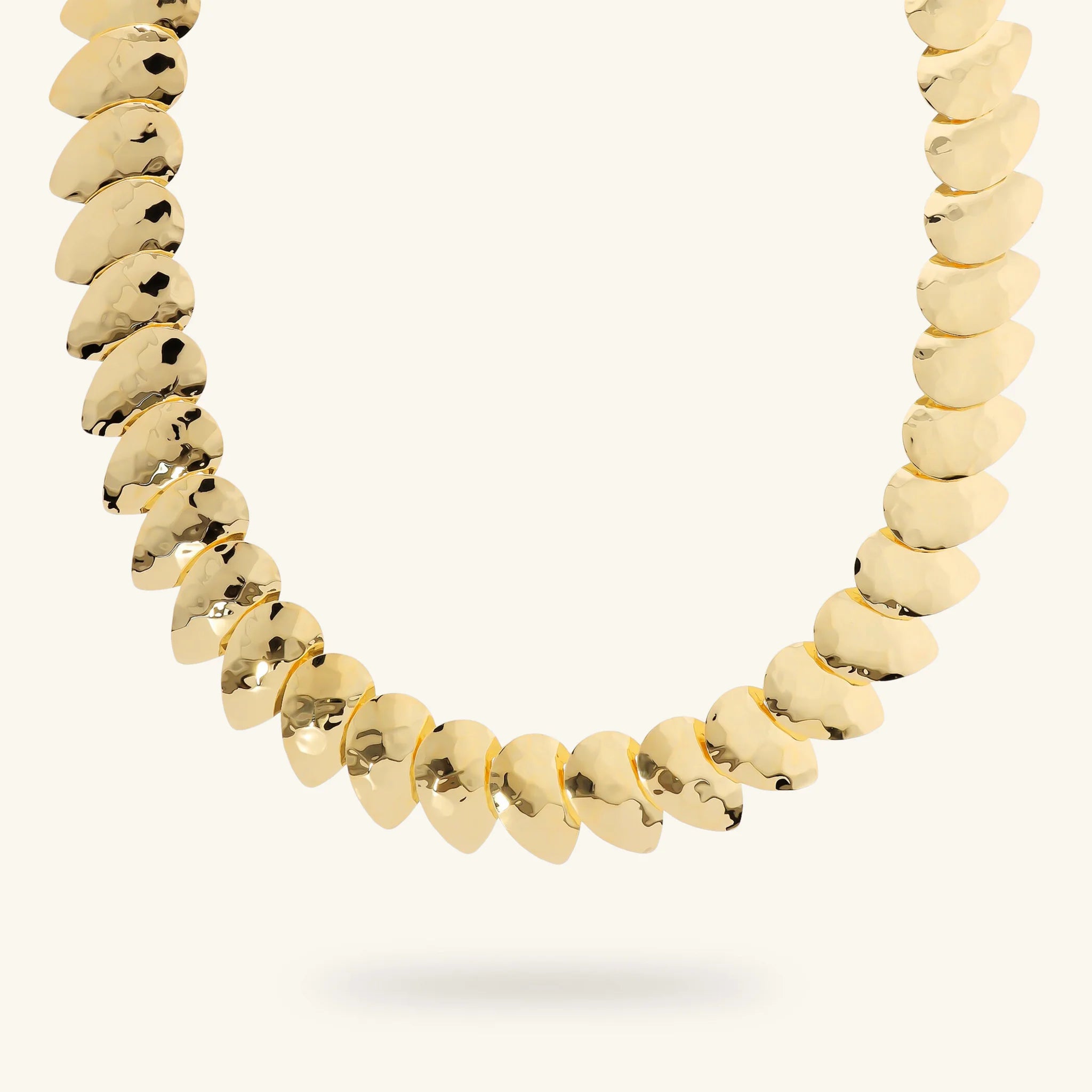 Collana con Elementi a Goccia Martellati