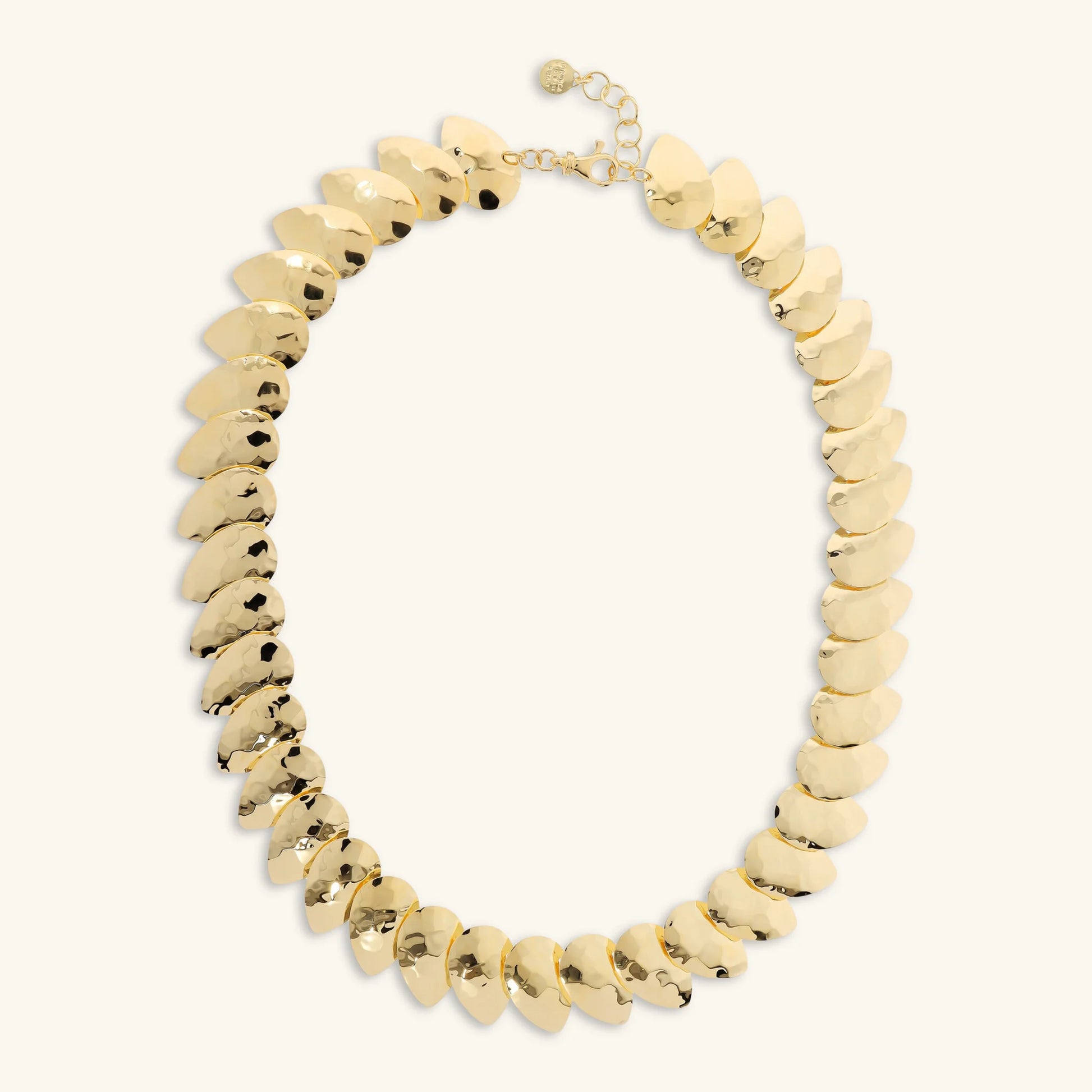 Collier avec éléments goutte martelés