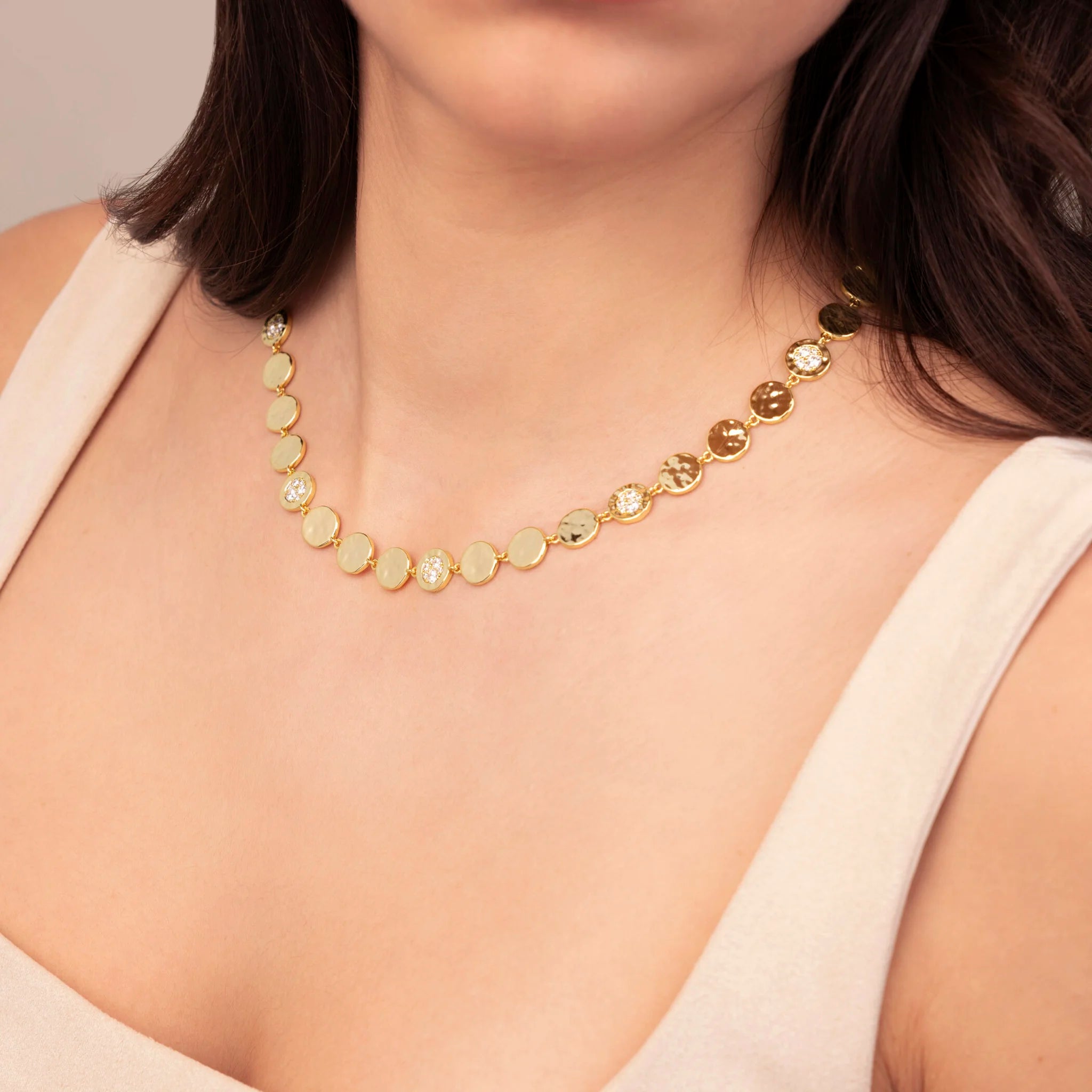 Goldene Eklipse-Halskette mit Cubic-Zirconia-Pavé