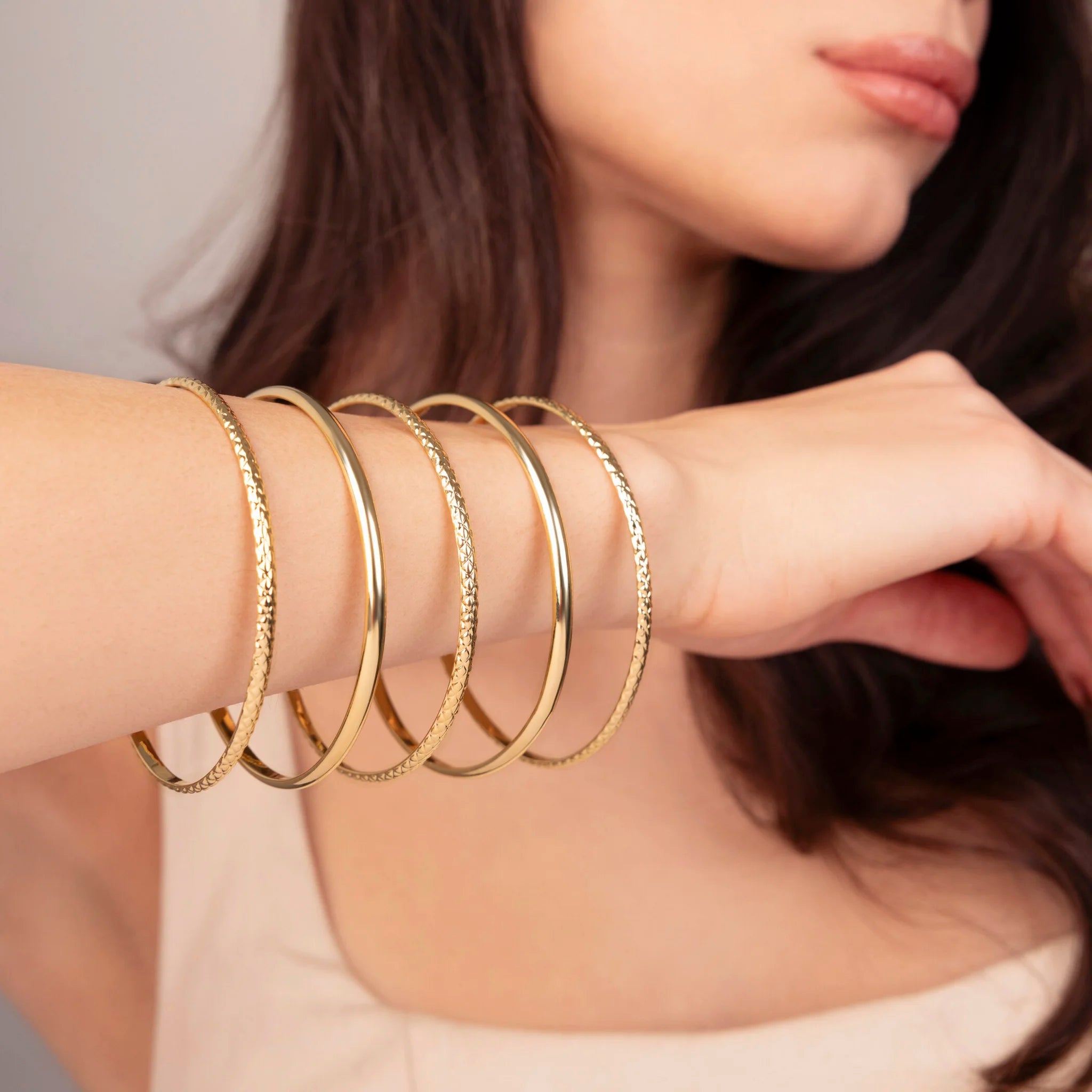 Set of 5 Shiny and Hammered Bangles