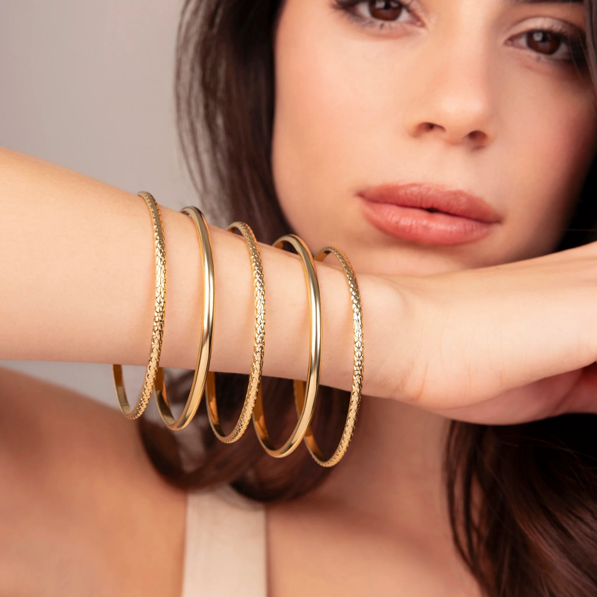 Set of 5 Shiny and Hammered Bangles