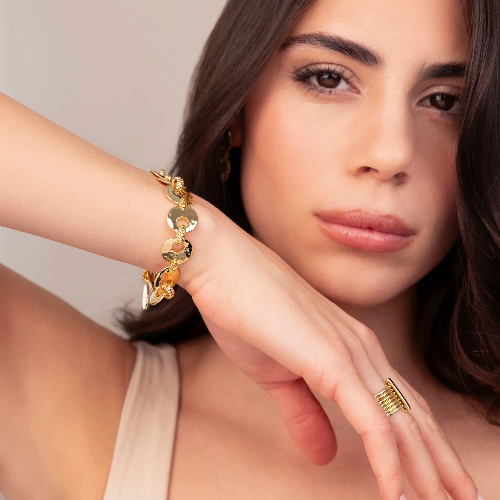 Armband mit Scheiben und Ringen, gehämmert und mit Kugelstruktur  