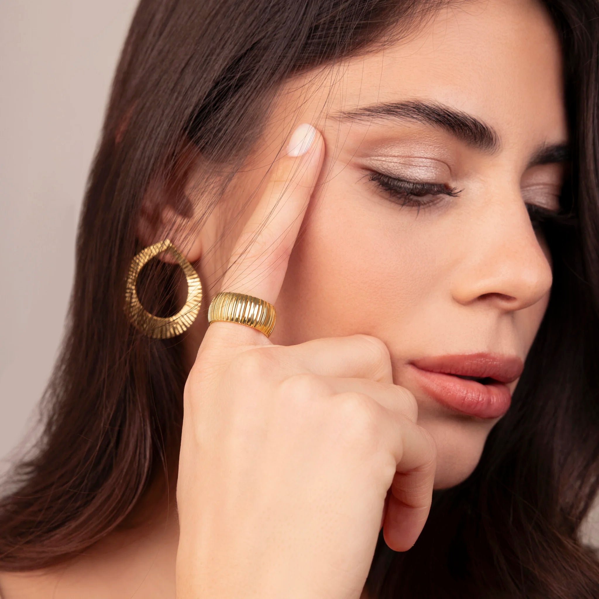 Anello a Fascia Omega Diamantato