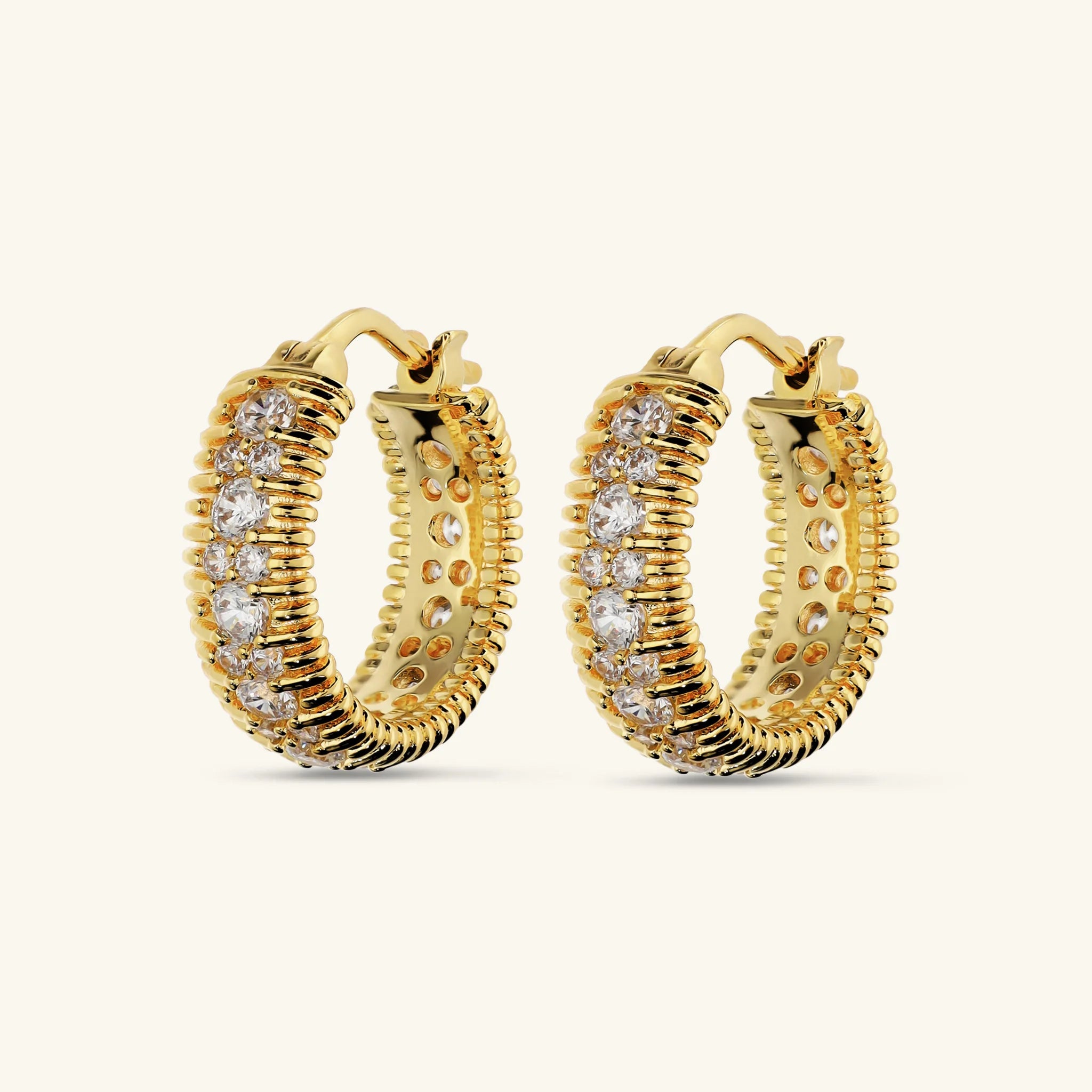 Orecchini a Cerchio con Bordi Rigati e Pavé di Cubic Zirconia Placcati Oro 18Kt