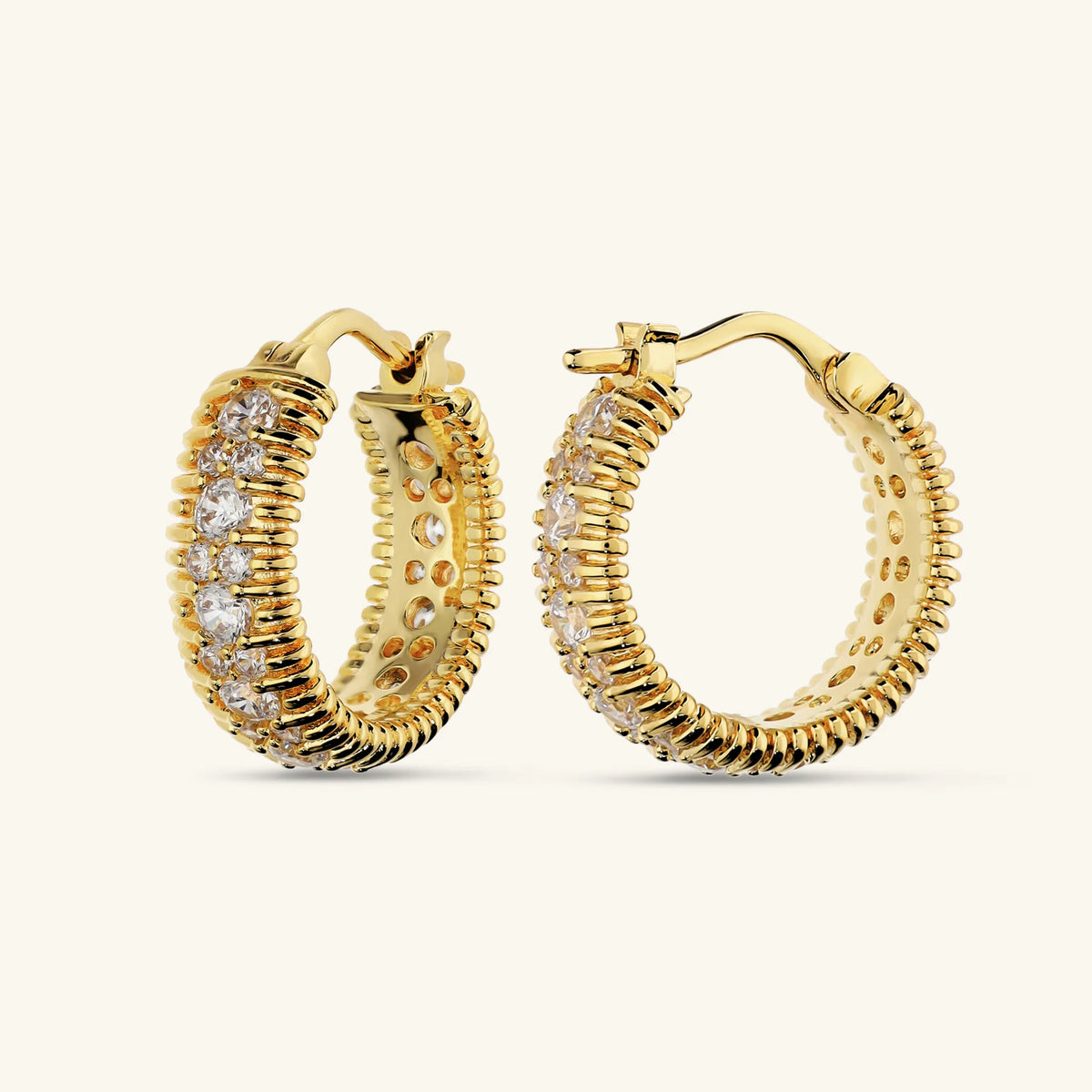 Orecchini a Cerchio con Bordi Rigati e Pavé di Cubic Zirconia Placcati Oro 18Kt