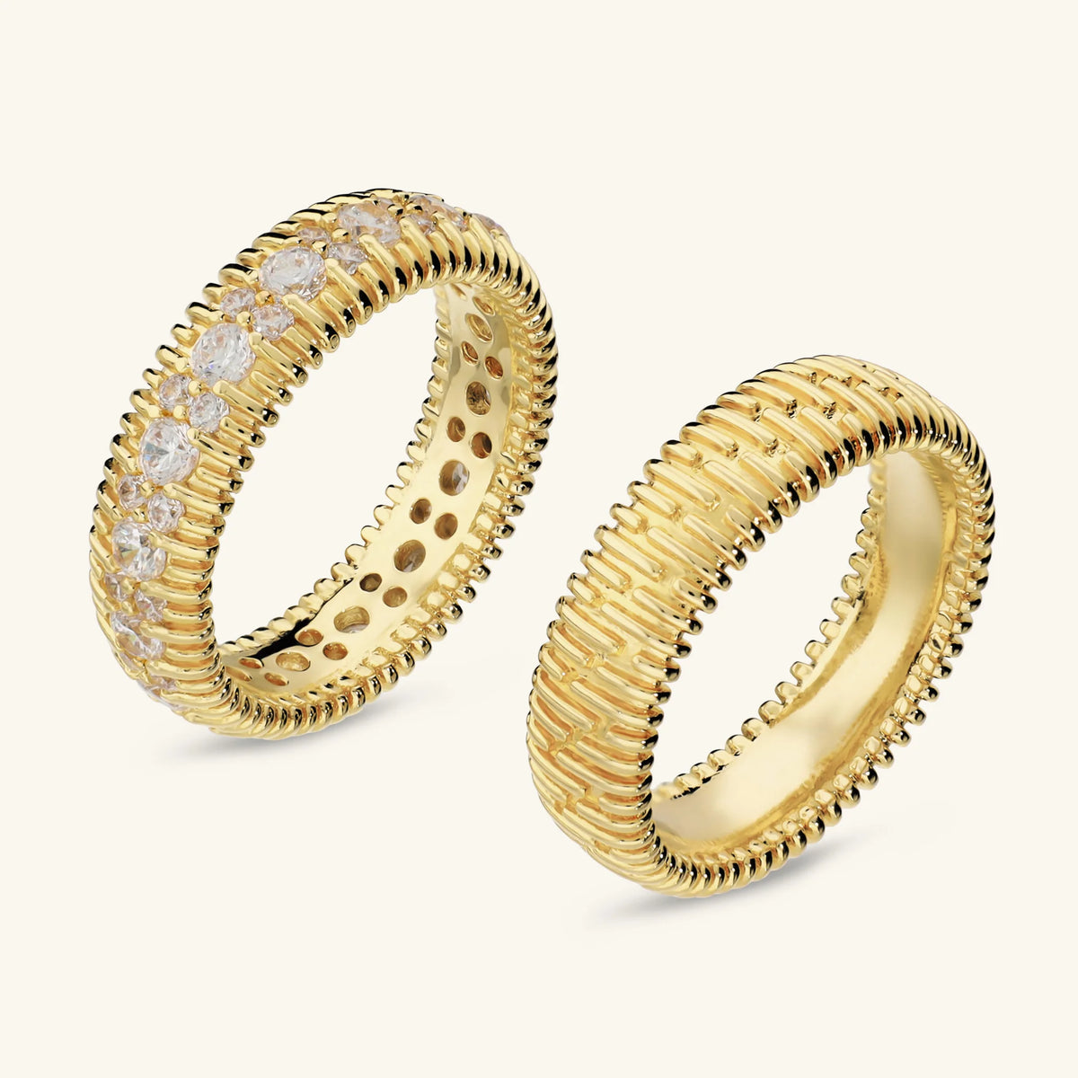 Set 2 Anelli Fedine Finitura Rigata, uno con Cubic Zirconia Placcato Oro 18Kt