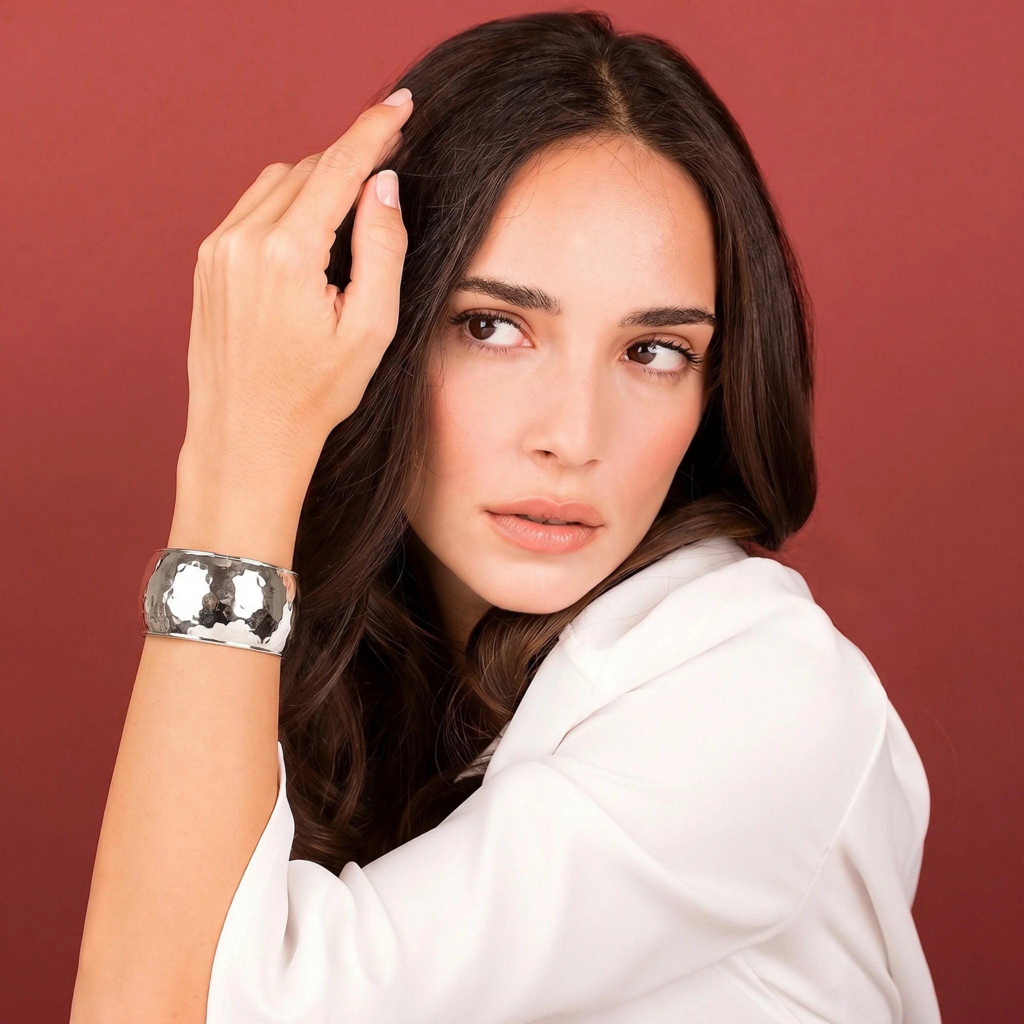 Massives gewölbtes Armband mit erhabenen Kanten  