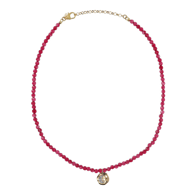 Collier ras de cou en quartzite rouge et pendentif rond martelé avec lune pavée