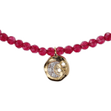 Rote Quarzit-Halskette mit gehämmertem, runden Anhänger mit Pavé-Mond