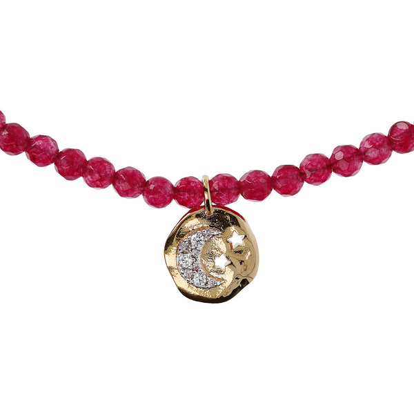 Rote Quarzit-Halskette mit gehämmertem, runden Anhänger mit Pavé-Mond