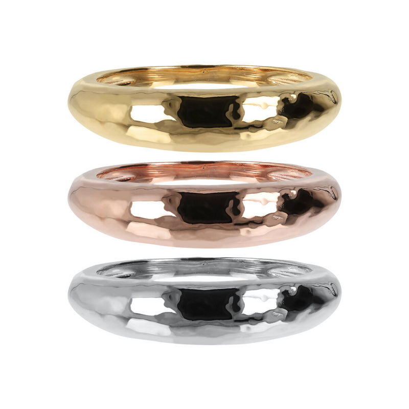 Set aus drei dreifarbigen gehämmerten Ringen