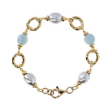 Armband mit gehämmerten Ringen mit hellblauem Quarzit und grauen Süßwasserperlen