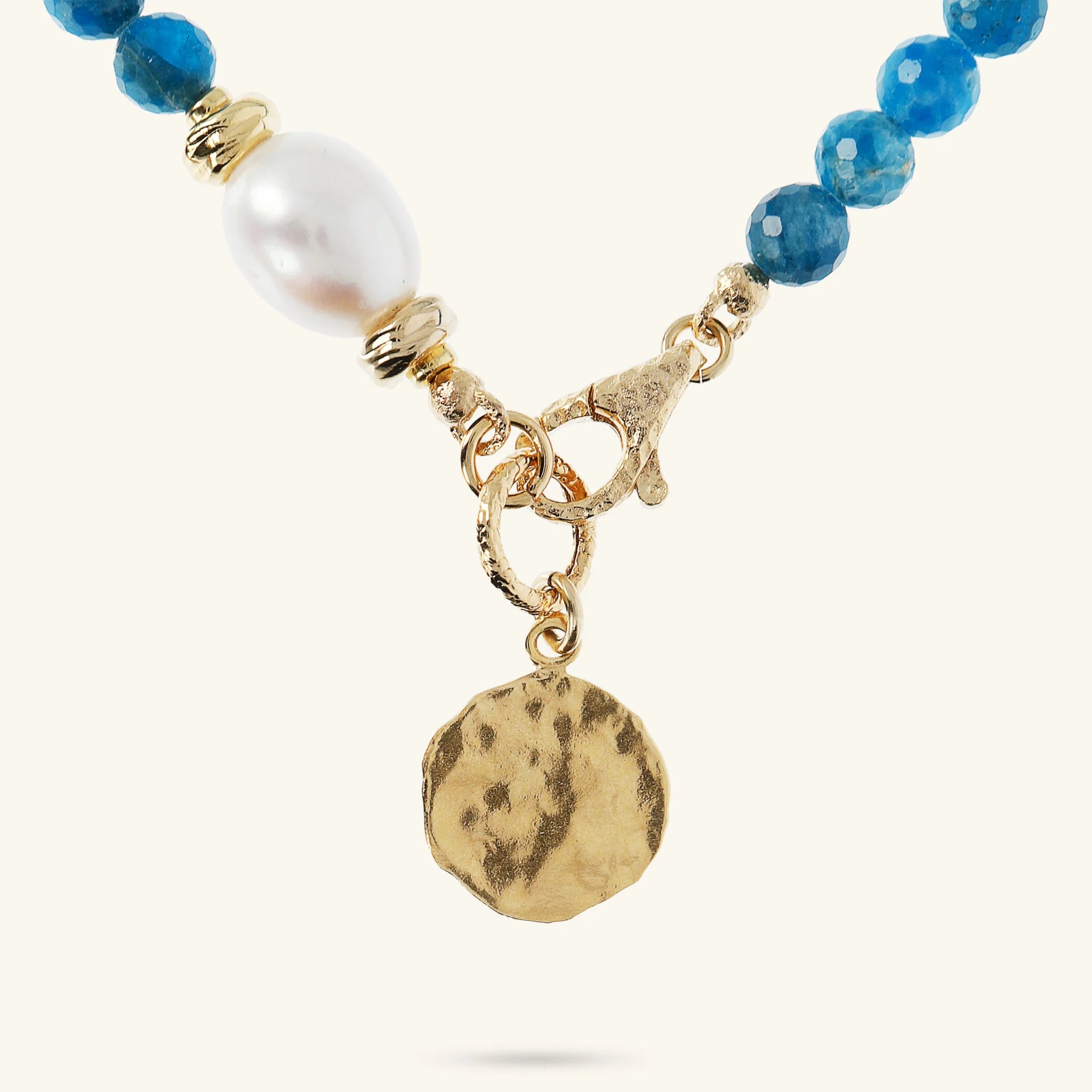 Collana Girocollo con Pietre Naturali Pendente Martellato e Perla Barocca Bianca d'Acqua Dolce Ø 9/10 mm