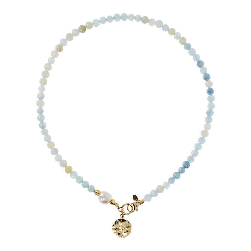 Halskette mit Natursteinen, weißen Perlen und gehämmertem Anhänger