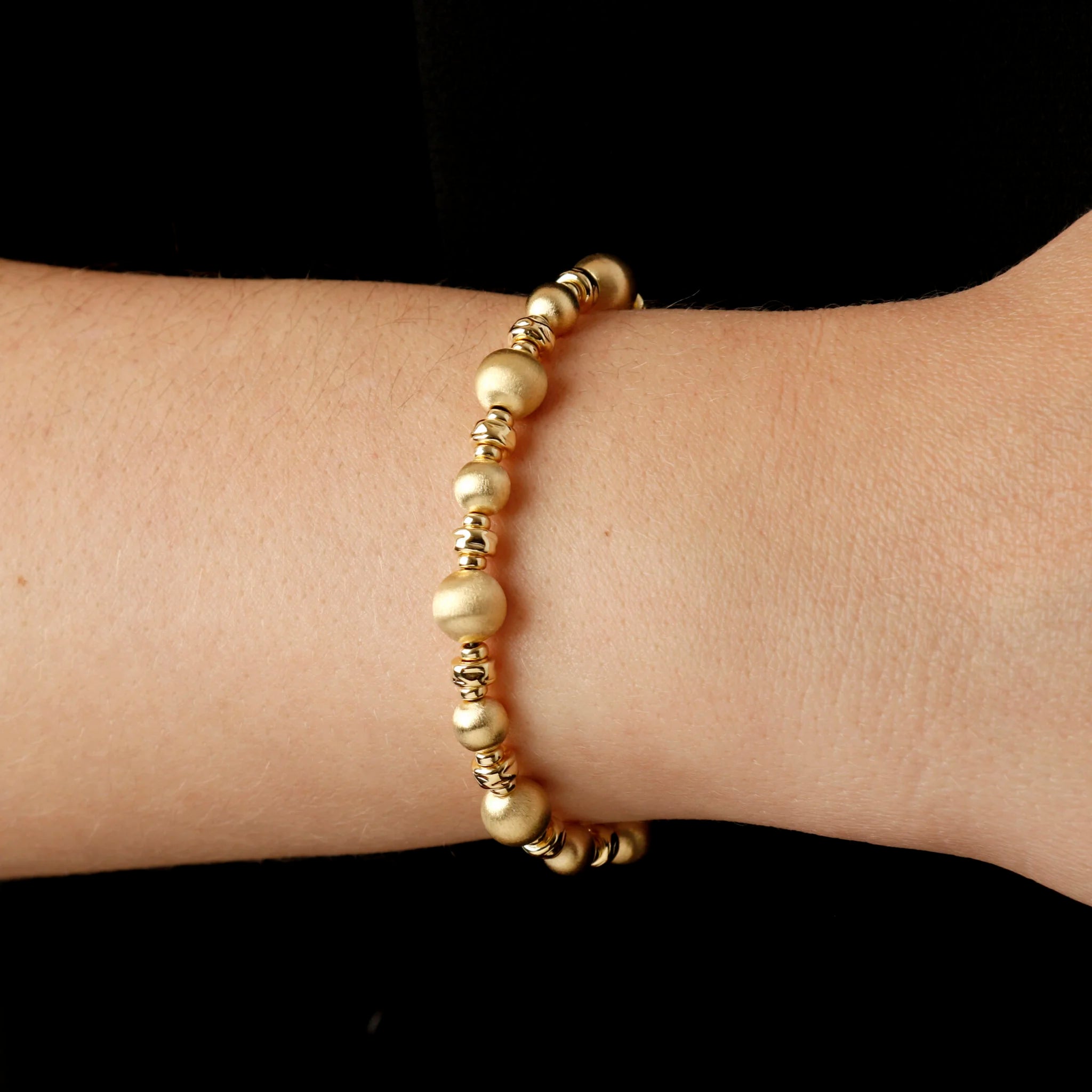 Armband mit satinierten Kugeln und glänzenden Rondellen  