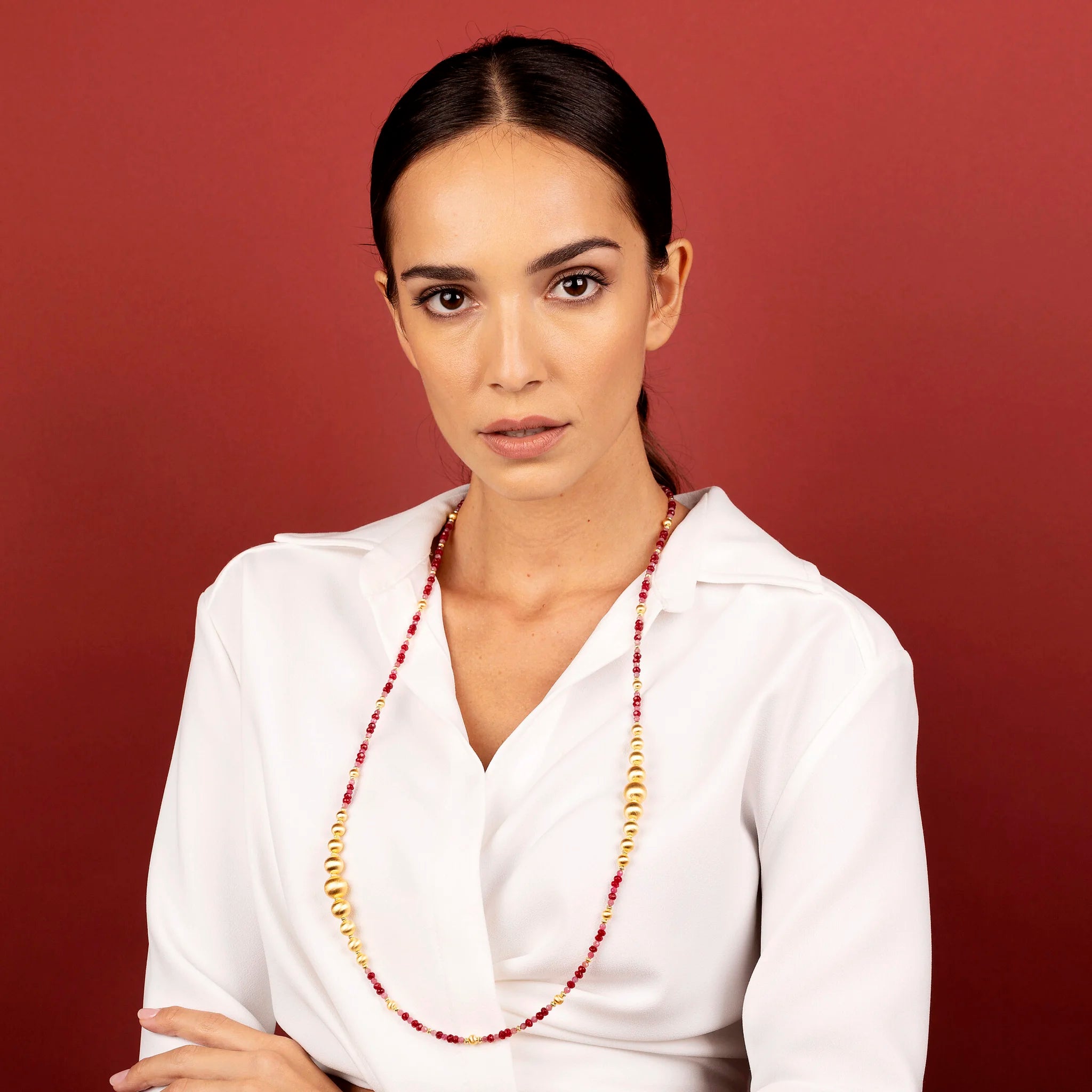 Collana Lunga con Sfere Satinate e Pietre Naturali