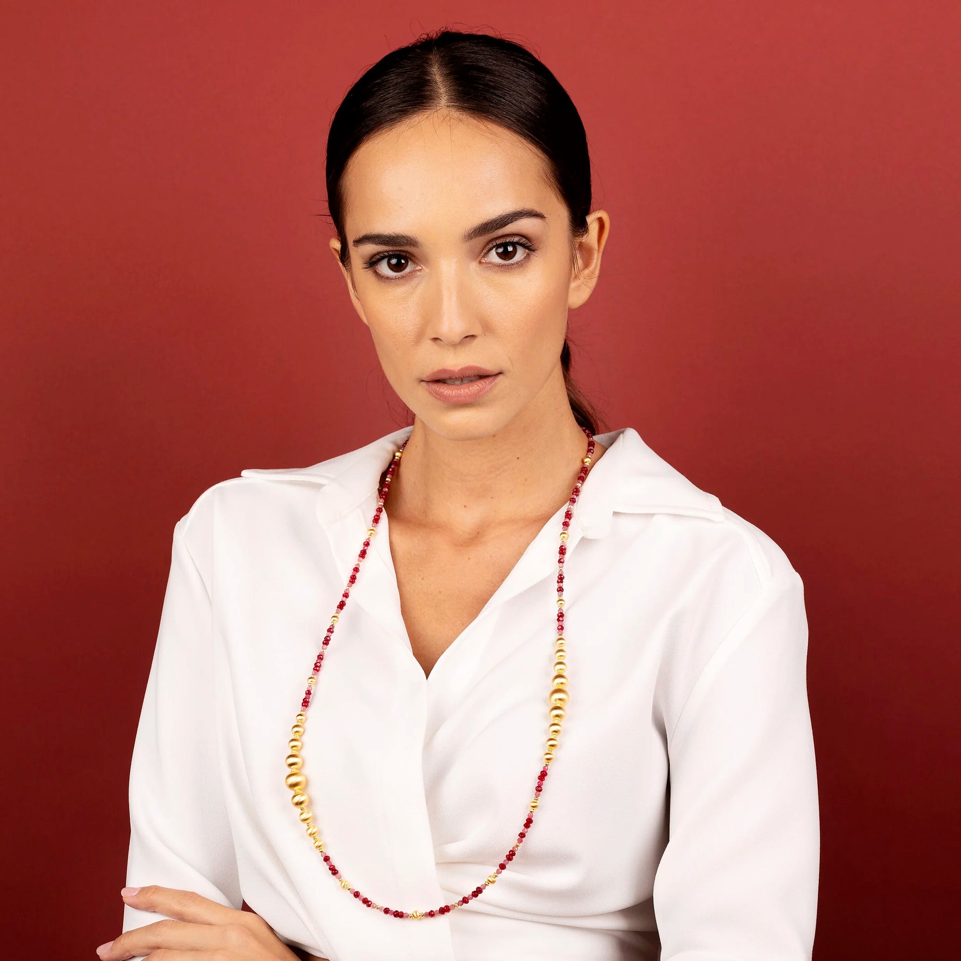 Collana Lunga con Sfere Satinate e Pietre Naturali
