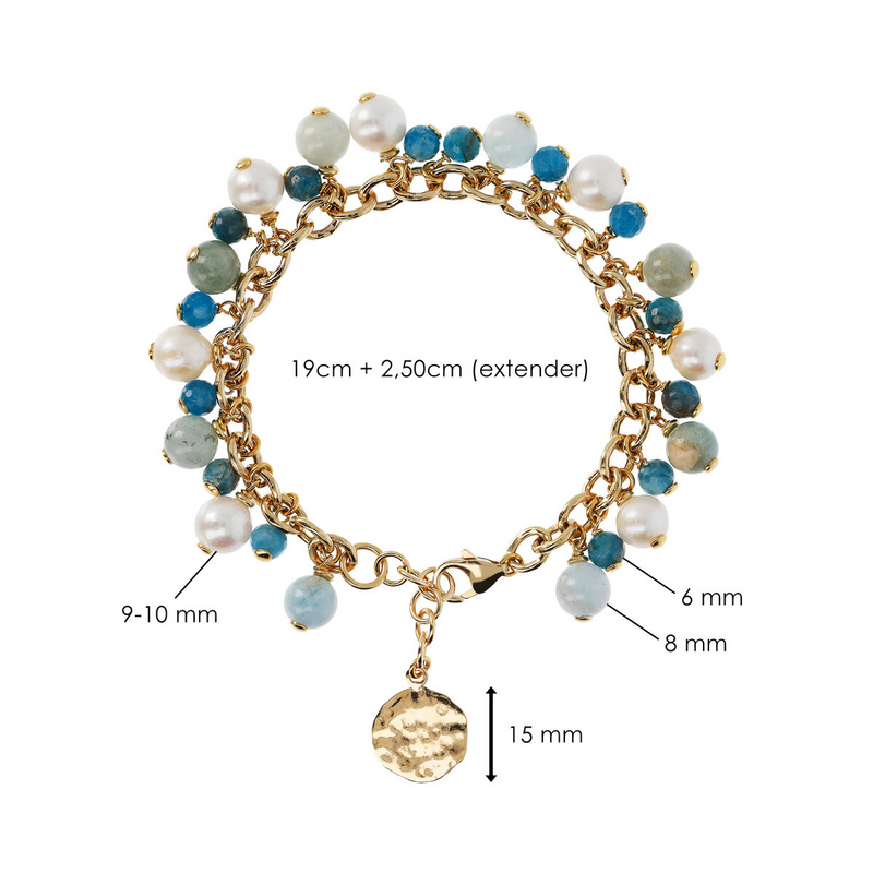 Armband mit Anhängern aus Natursteinen und weißen Perlen