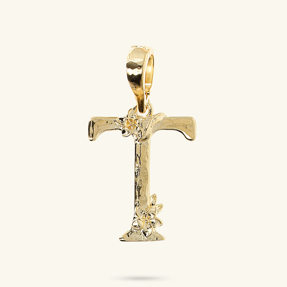 Pendentif Initial avec Fleur et Surface Martelée