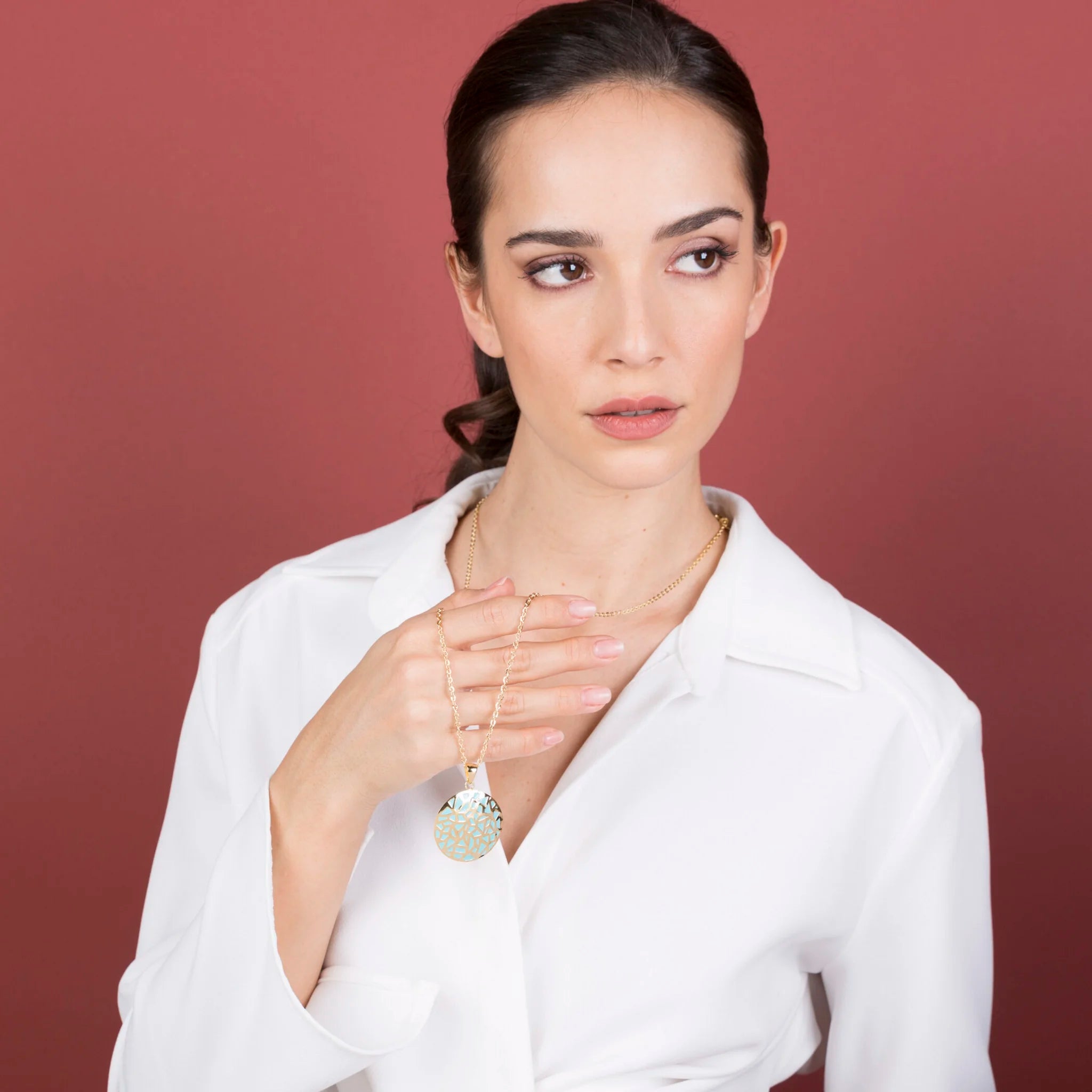 Collana Lunga Catena Forzatina con Pendente Tondo Smaltato e Traforato