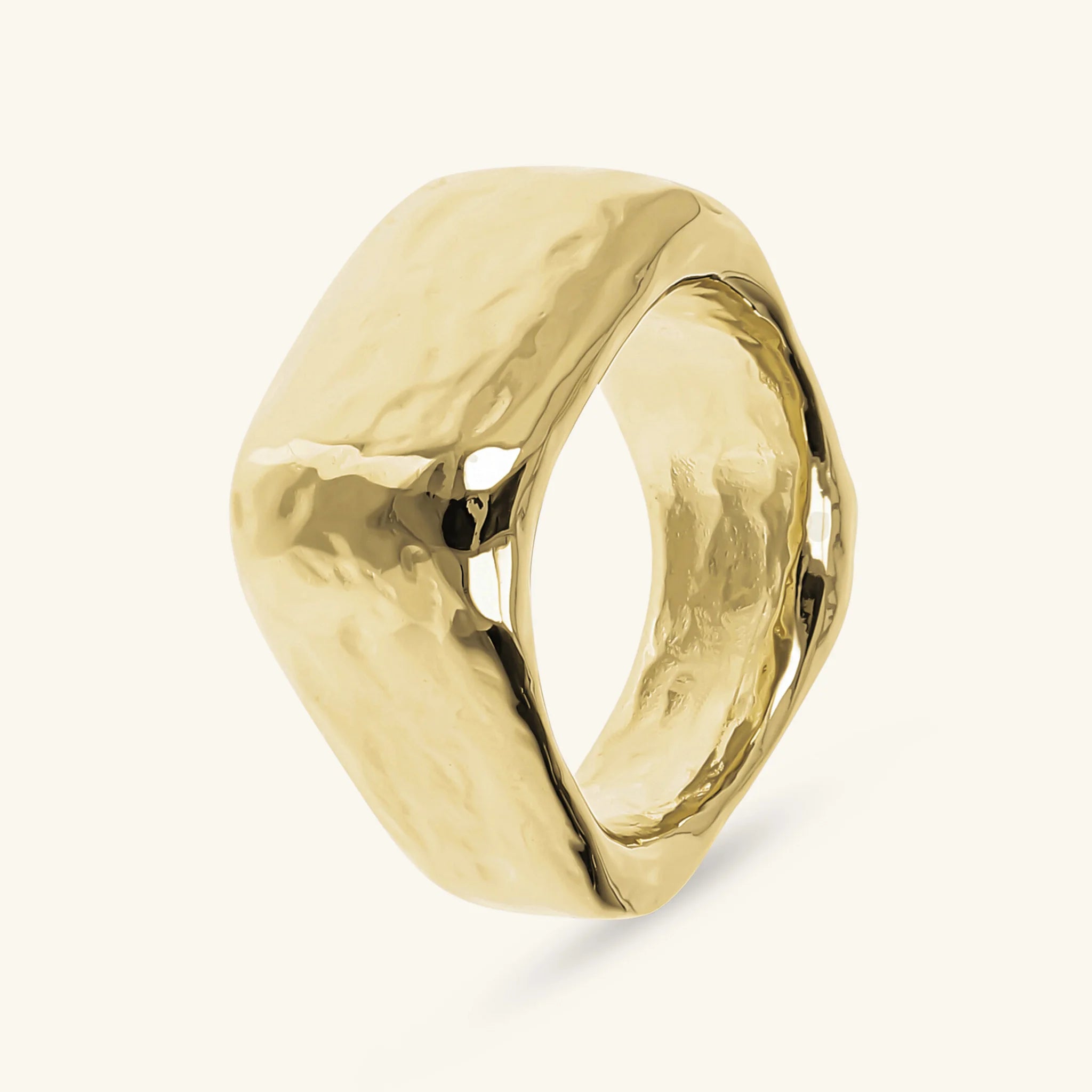 Quadratischer gehämmerter Bandring