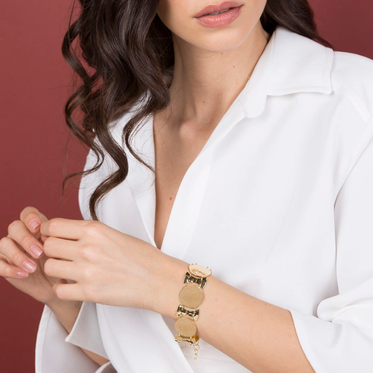 Martelliertes Armband mit Münzen und Sanduhr-Elementen