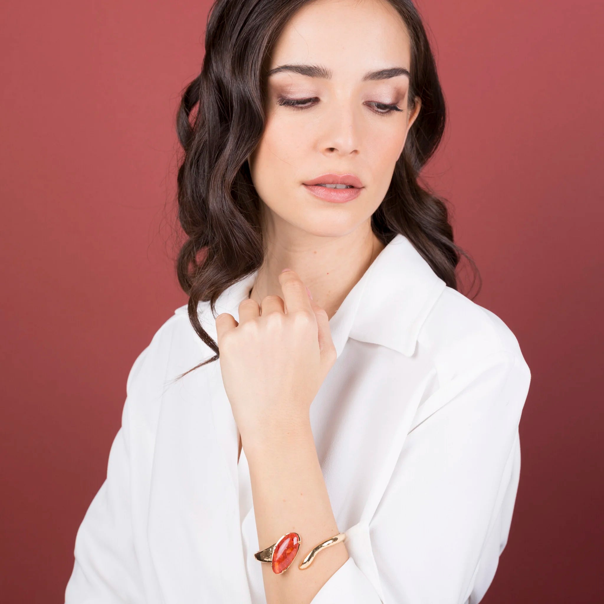 Bracelet rigide au design asymétrique avec pierre naturelle ovale