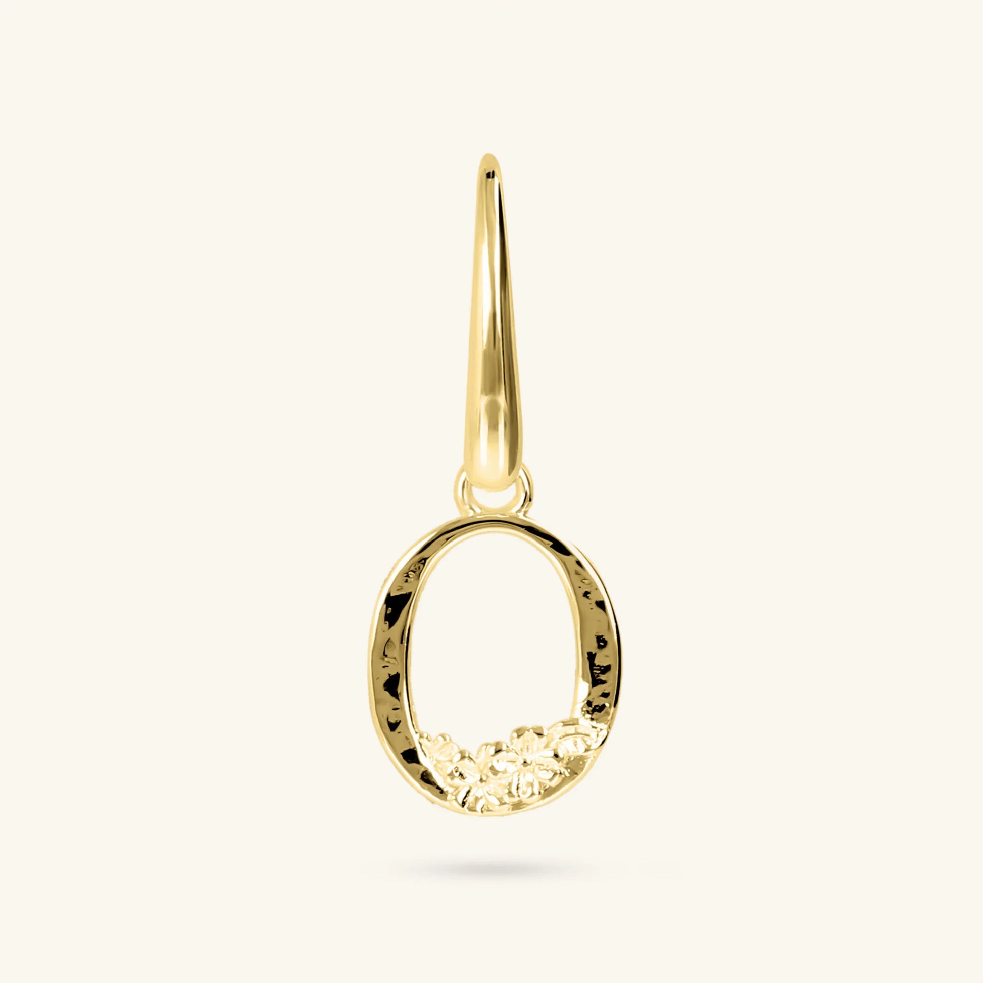 Einzelner Ohrring mit Initiale, Blume und gehämmerter Oberfläche