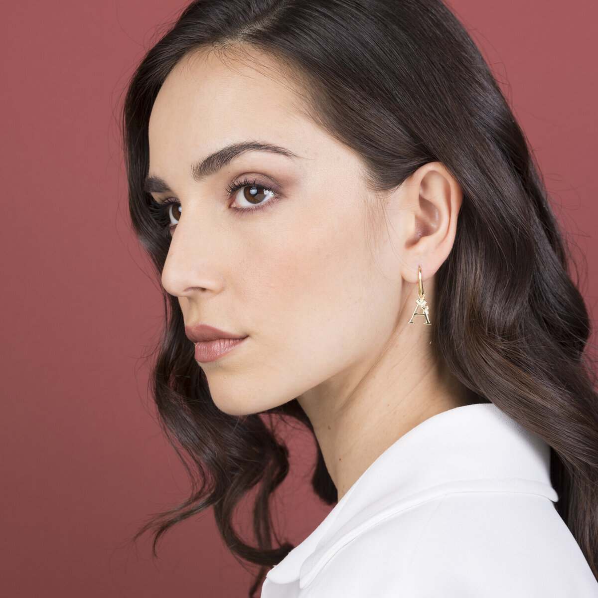 Boucle d'oreille unique initiale avec fleur et surface martelée