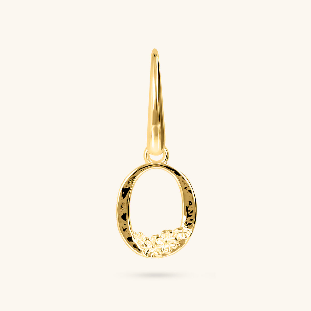 Boucle d'oreille unique initiale avec fleur et surface martelée