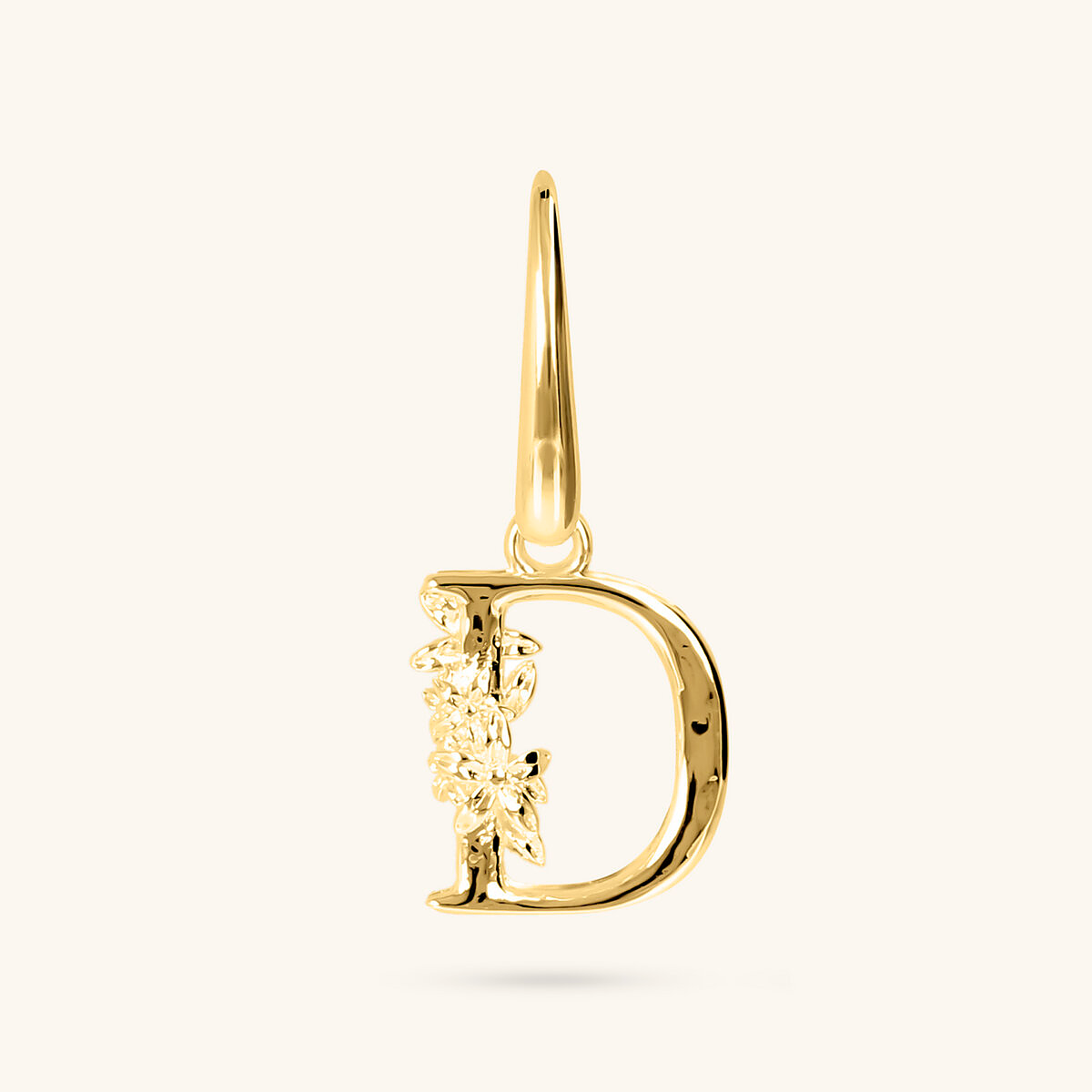 Boucle d'oreille unique initiale avec fleur et surface martelée