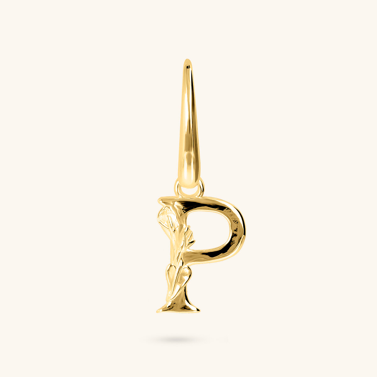 Boucle d'oreille unique initiale avec fleur et surface martelée