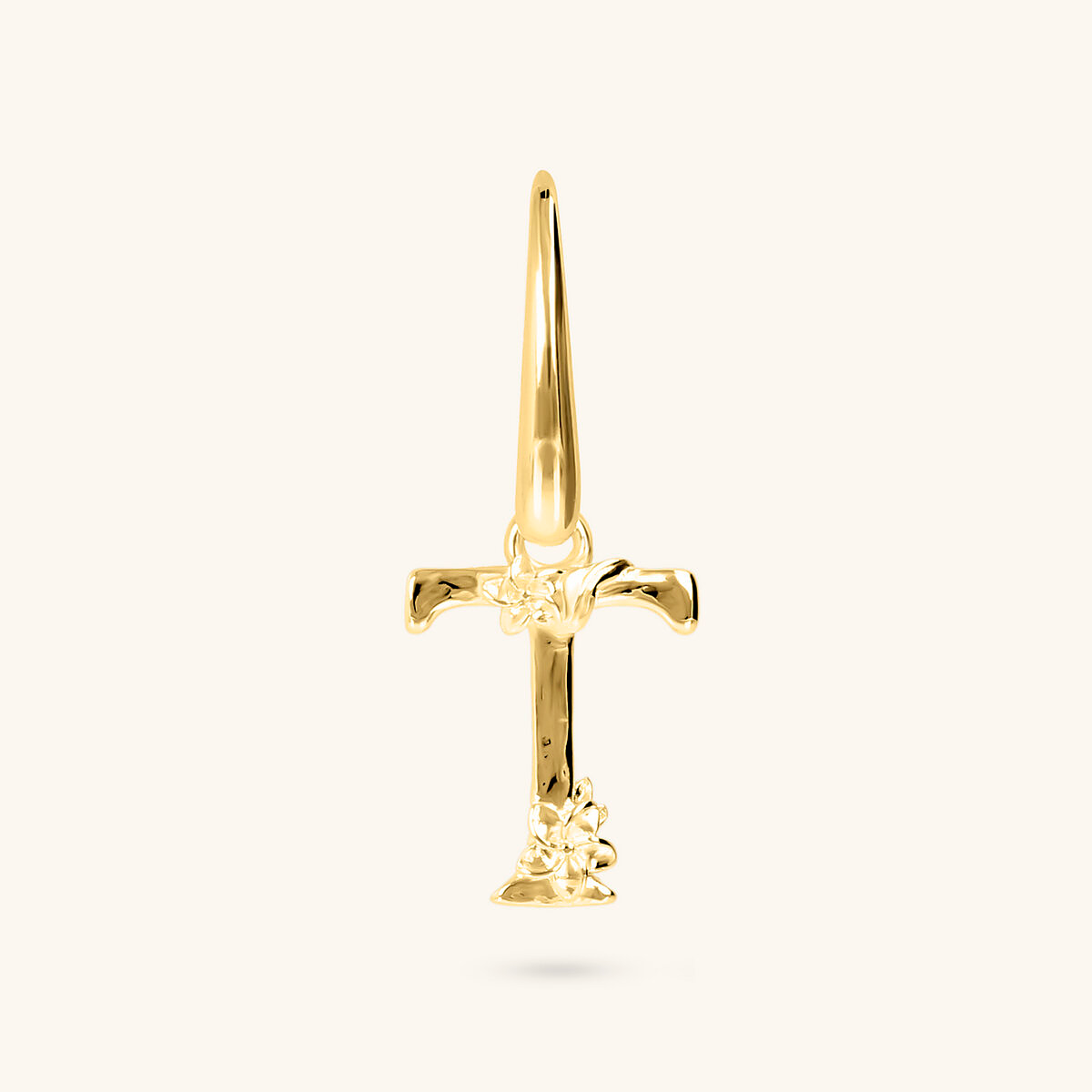 Boucle d'oreille unique initiale avec fleur et surface martelée