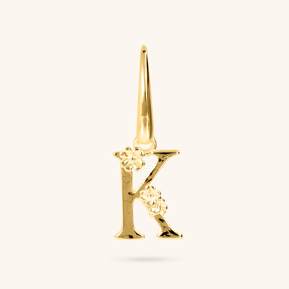 Boucle d'oreille unique initiale avec fleur et surface martelée