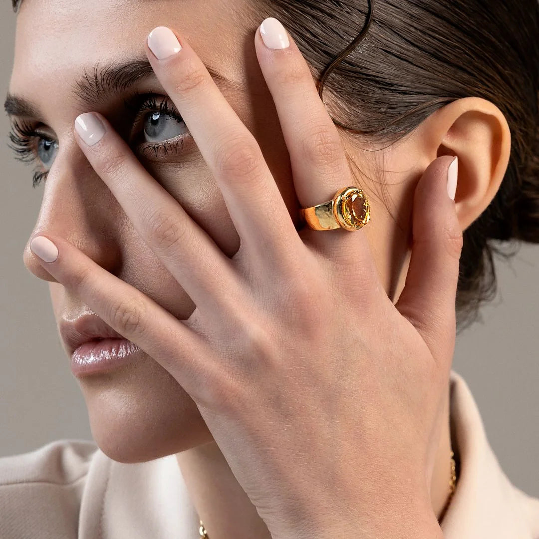 Anello Cocktail Martellato in Argento 925 placcato Oro Giallo 18Kt con Pietra Naturale Ovale