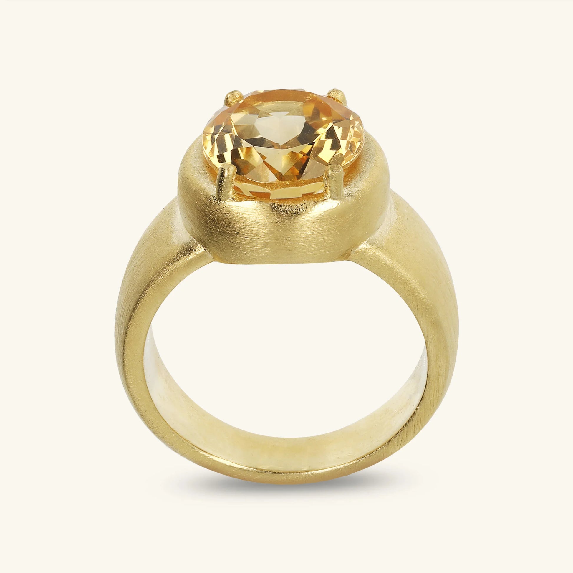 925 Sterling Silber 18kt Gelbgold plattiert Satin Cocktail Ring mit ovalem Naturstein