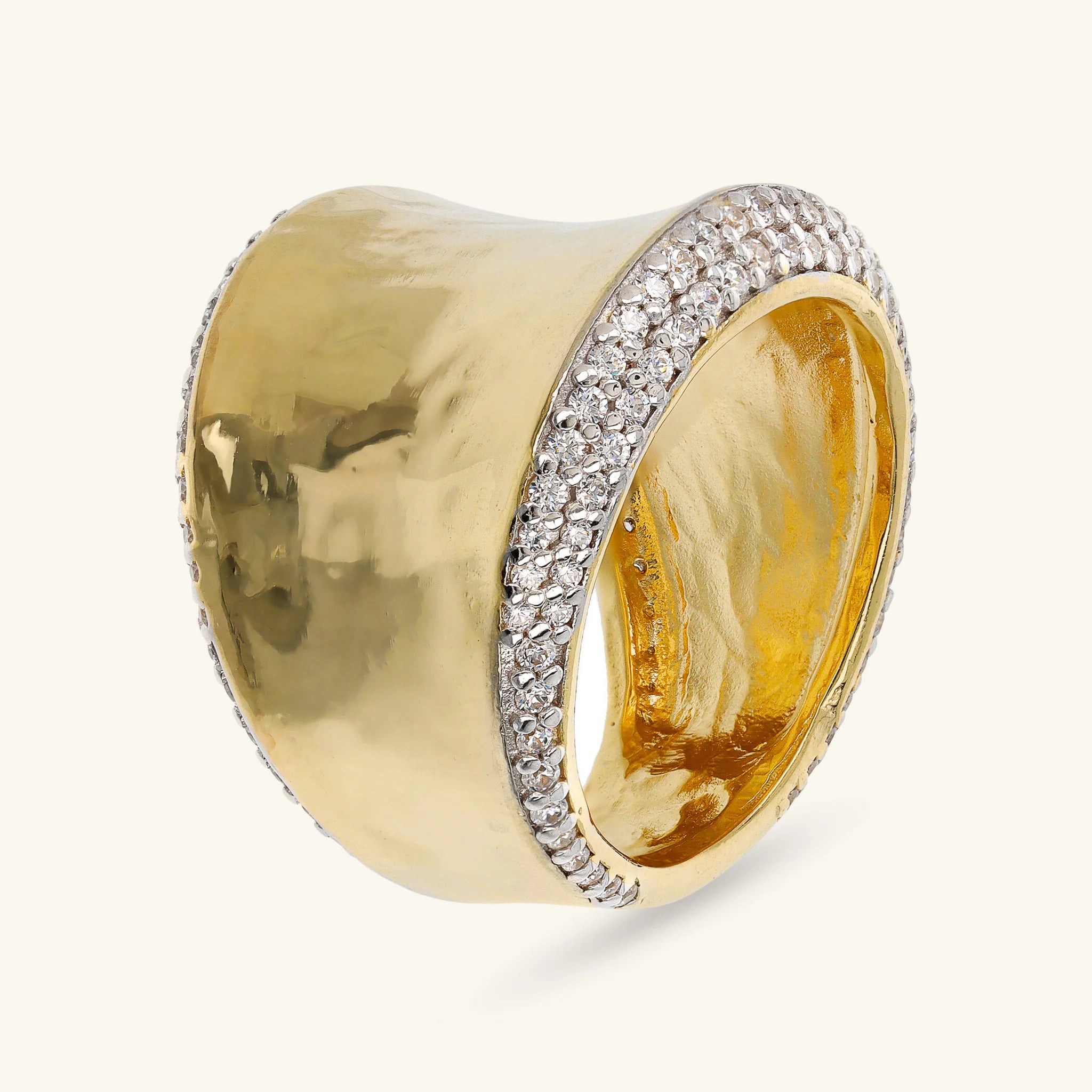 Anello a Fascia Martellato Eclissi Dorata con Pavé di Cubic Zirconia