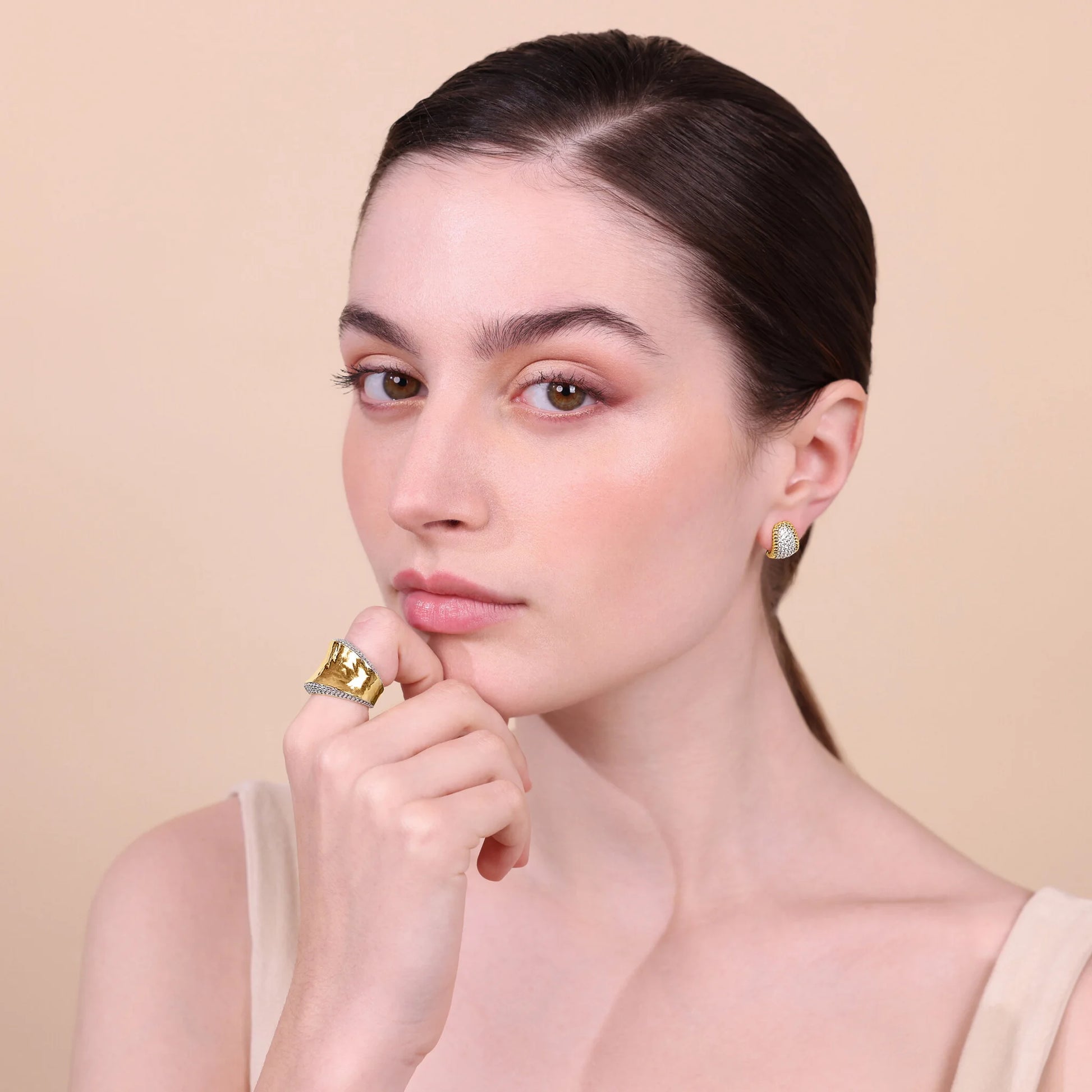 Anello a Fascia Martellato Eclissi Dorata con Pavé di Cubic Zirconia