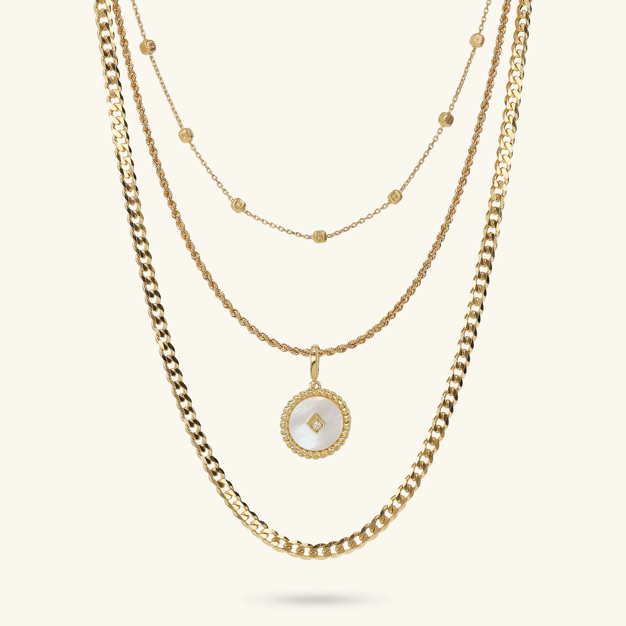 Collana Multifilo con Pendente Tondo in Madreperla Bianca