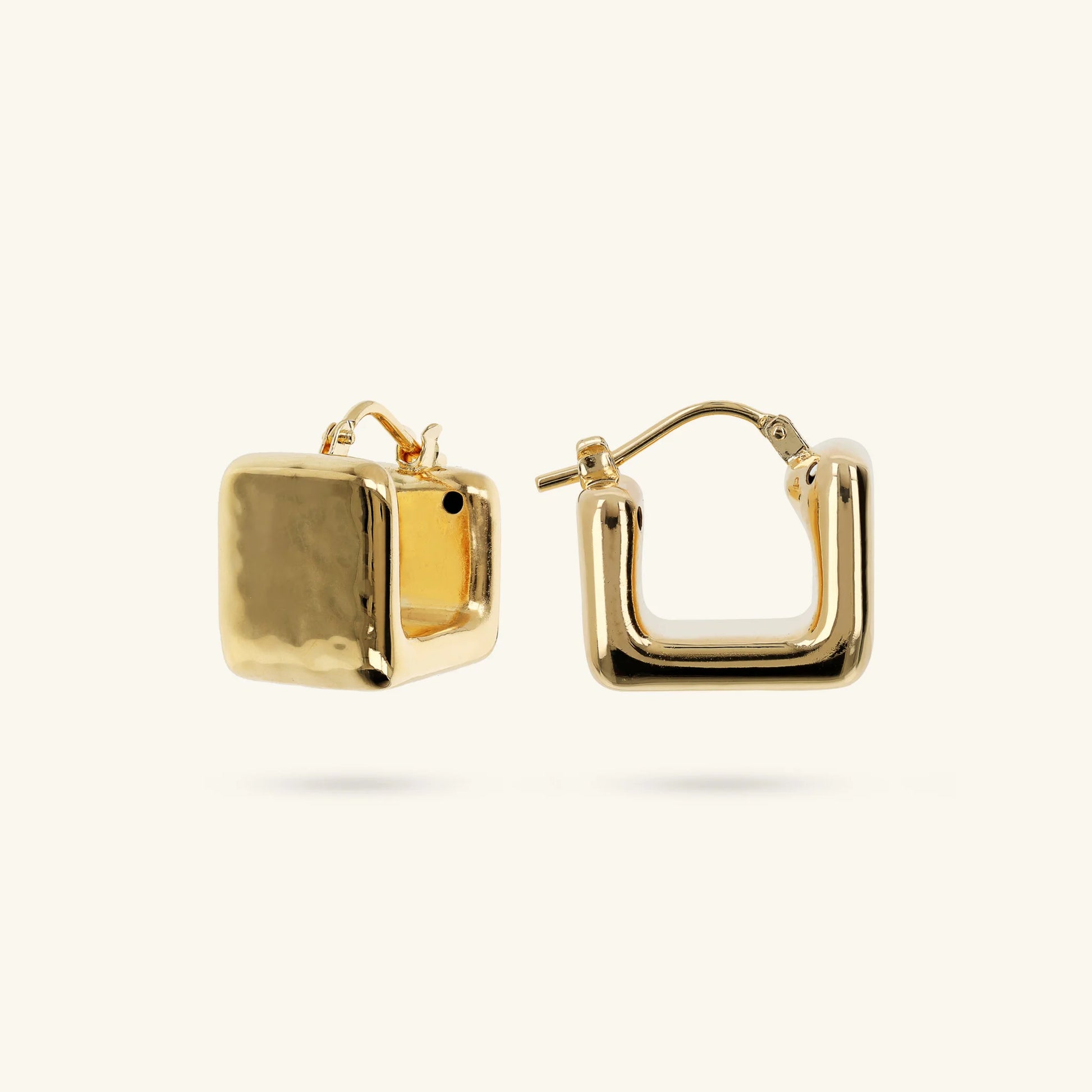 Boucles d'oreilles créoles martelées forme carrée