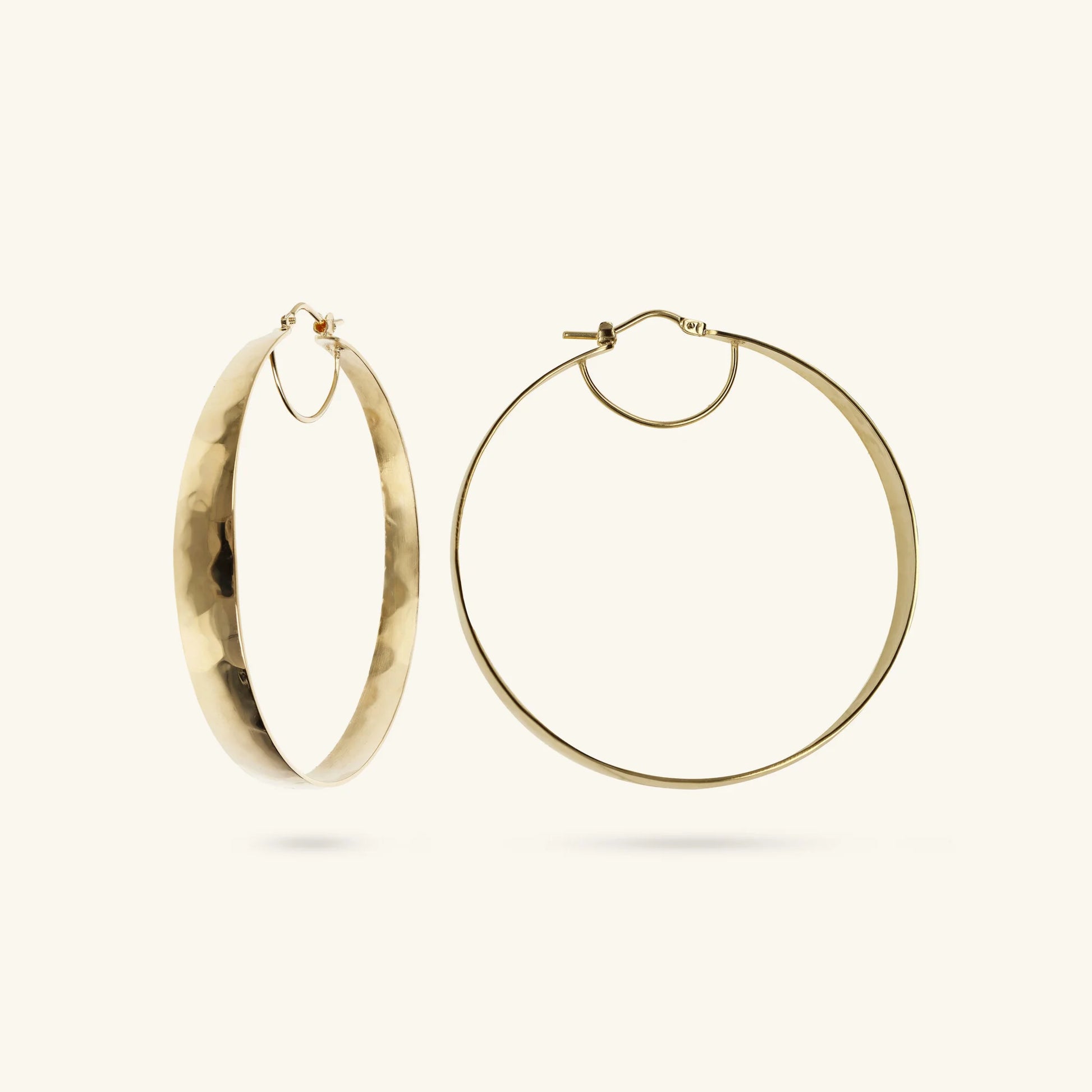 Boucles d'oreilles créoles grandes martelées avec demi-cerceau intérieur
