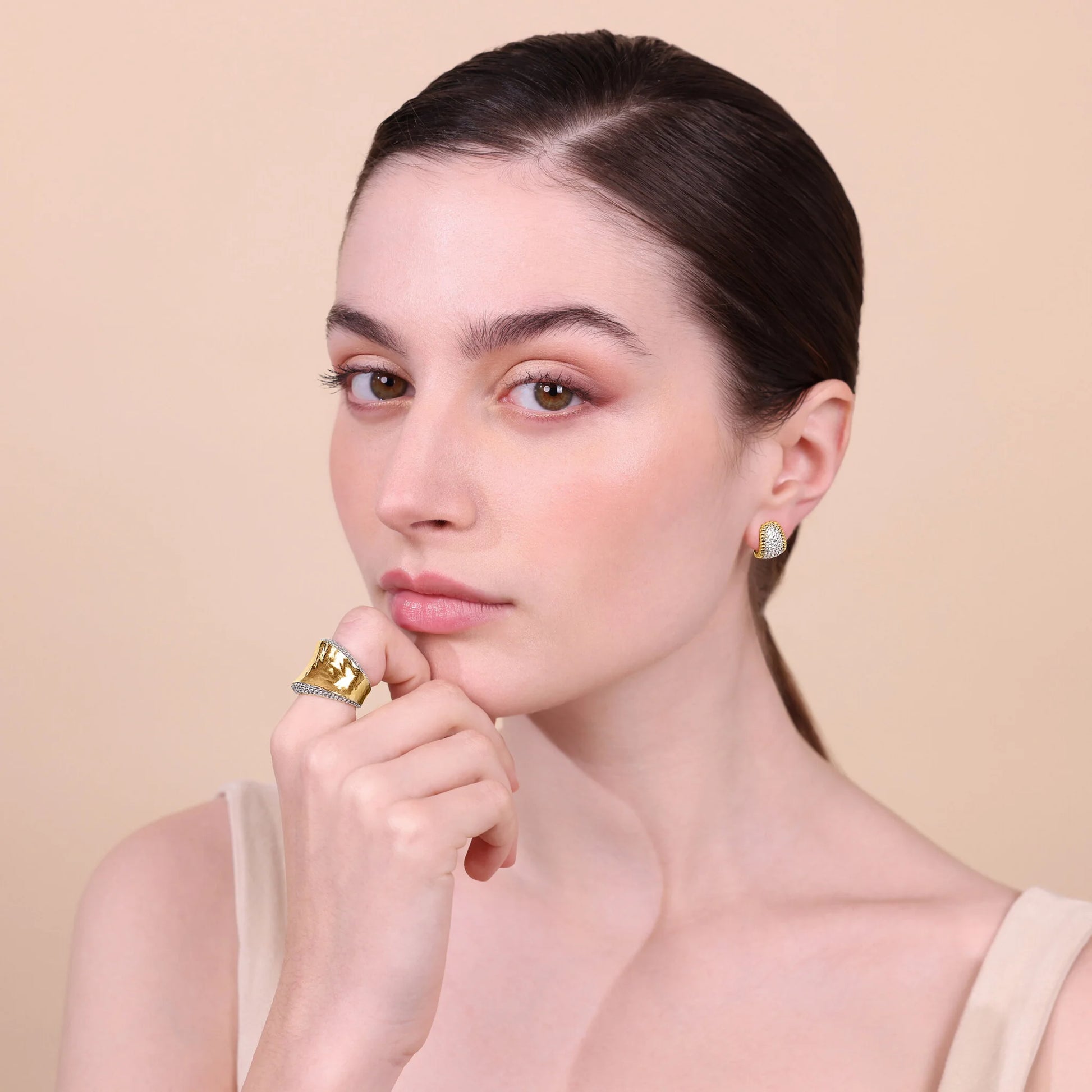 Boucles d’oreilles puces graduées avec pavage en zircone cubique
