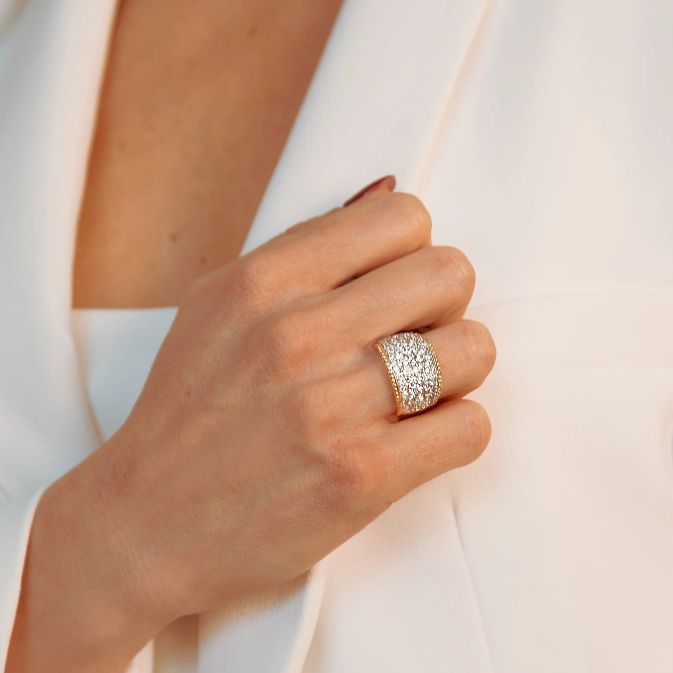 Bague bandeau graduée avec pavage en zircone cubique