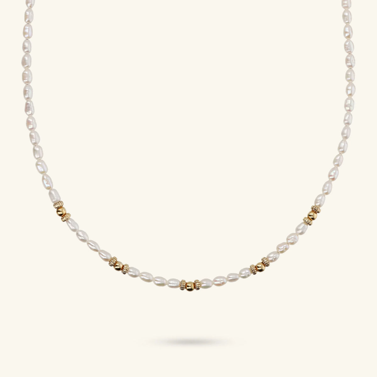 Collier ras du cou avec perles dorées et perles d'eau douce en forme de grain