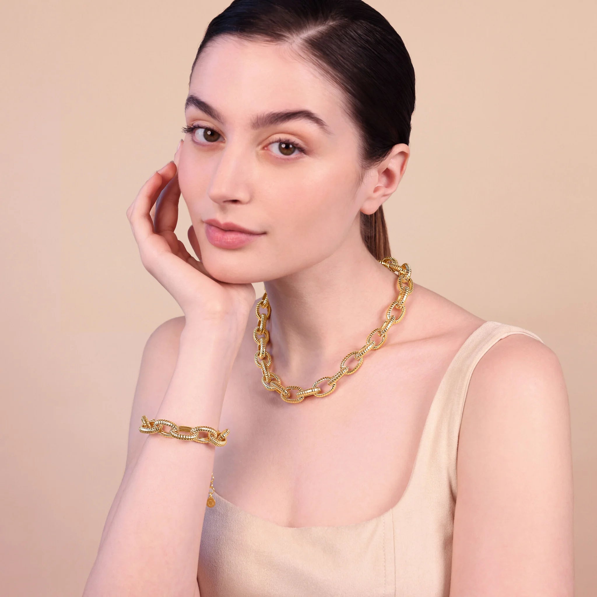 Oval Mesh Crew Necklace with Striped Texture