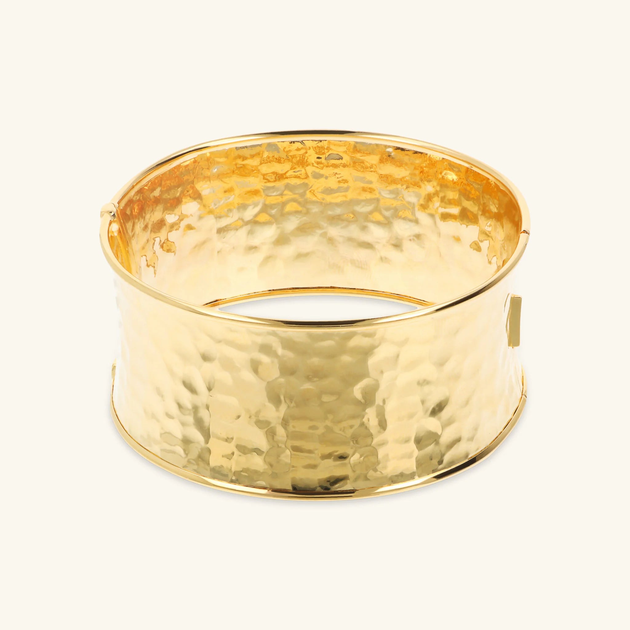 Gehämmertes, starres Armband mit breitem Band  