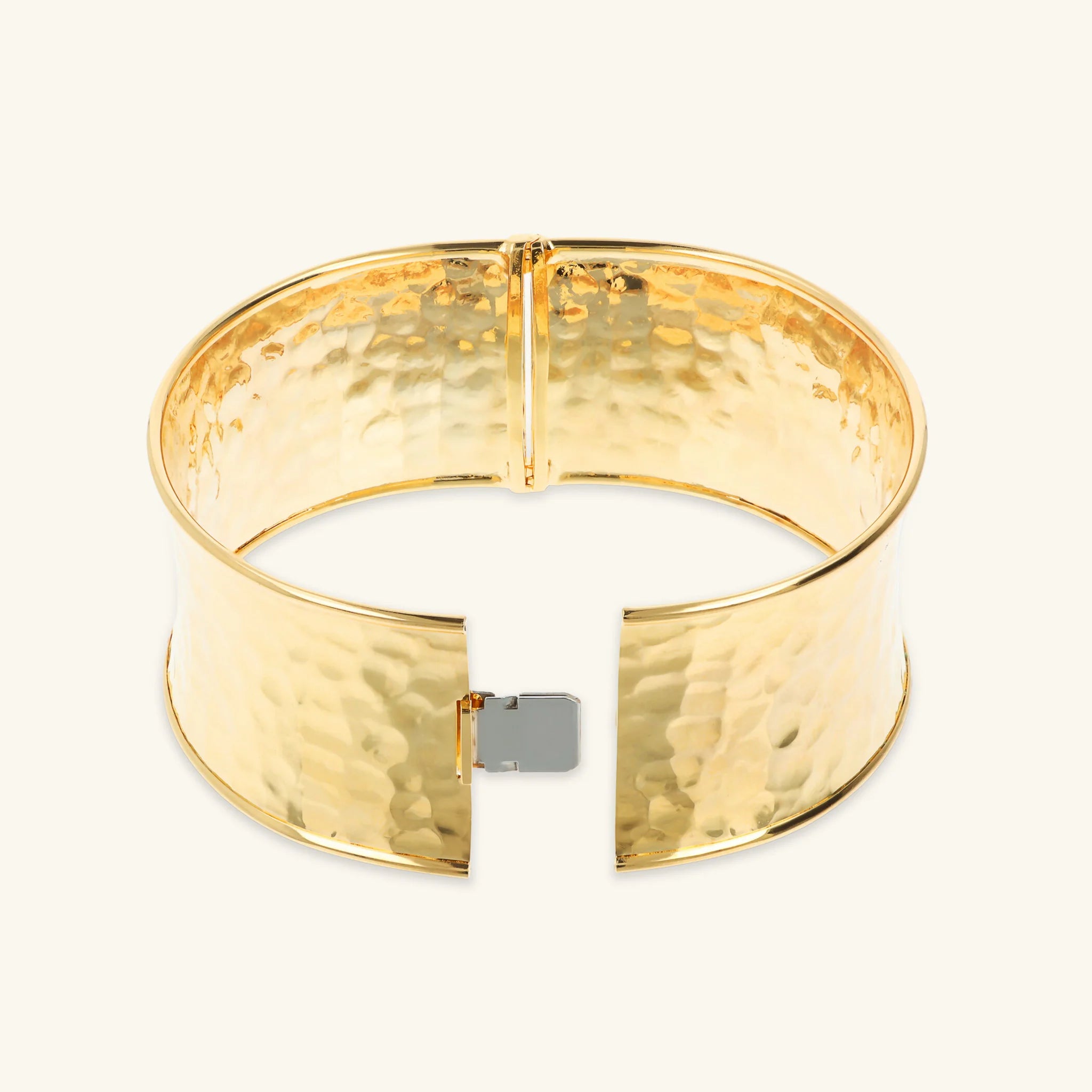 Gehämmertes, starres Armband mit breitem Band  