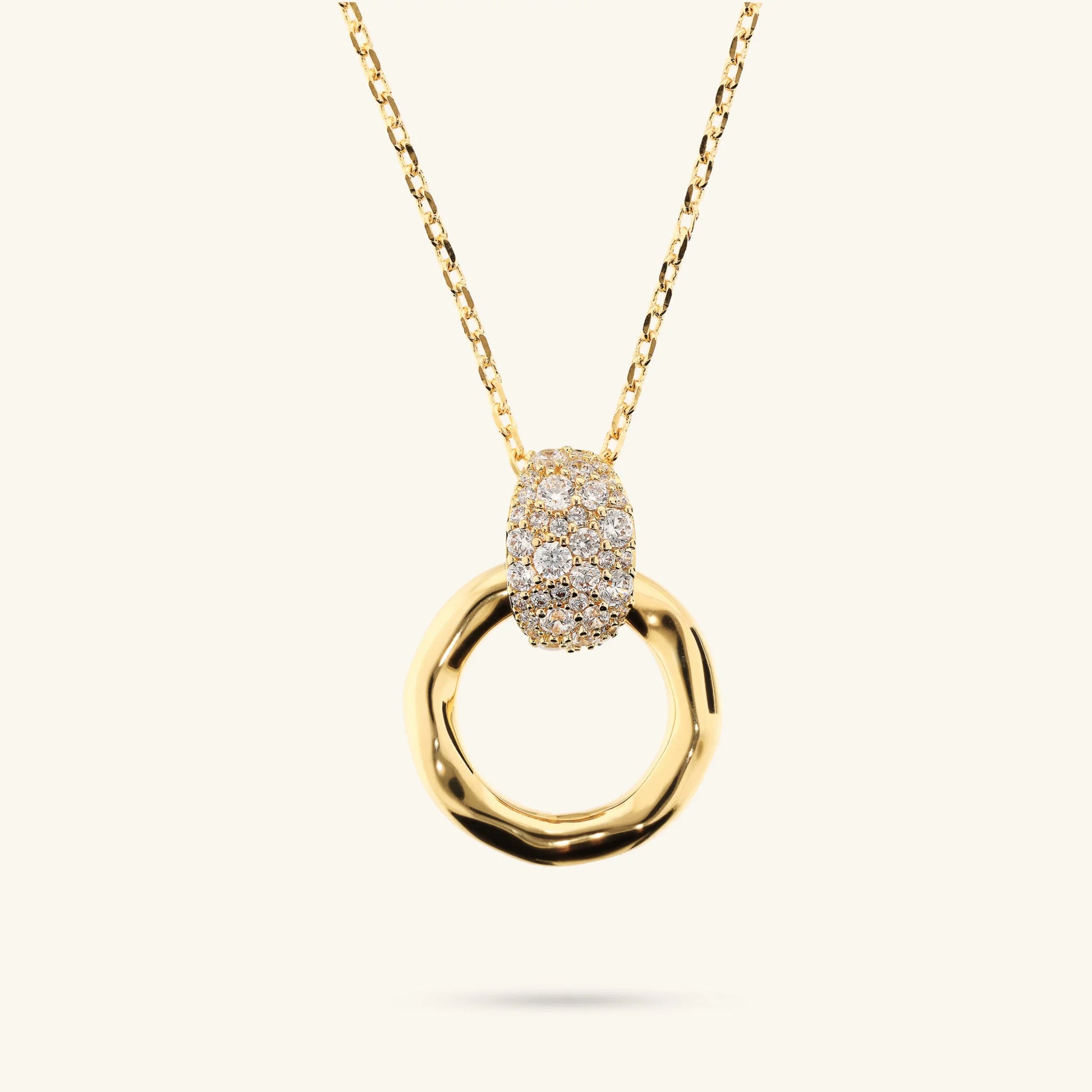 Collana con Pendente Martellato ad Anello e Pavé di Cubic Zirconia